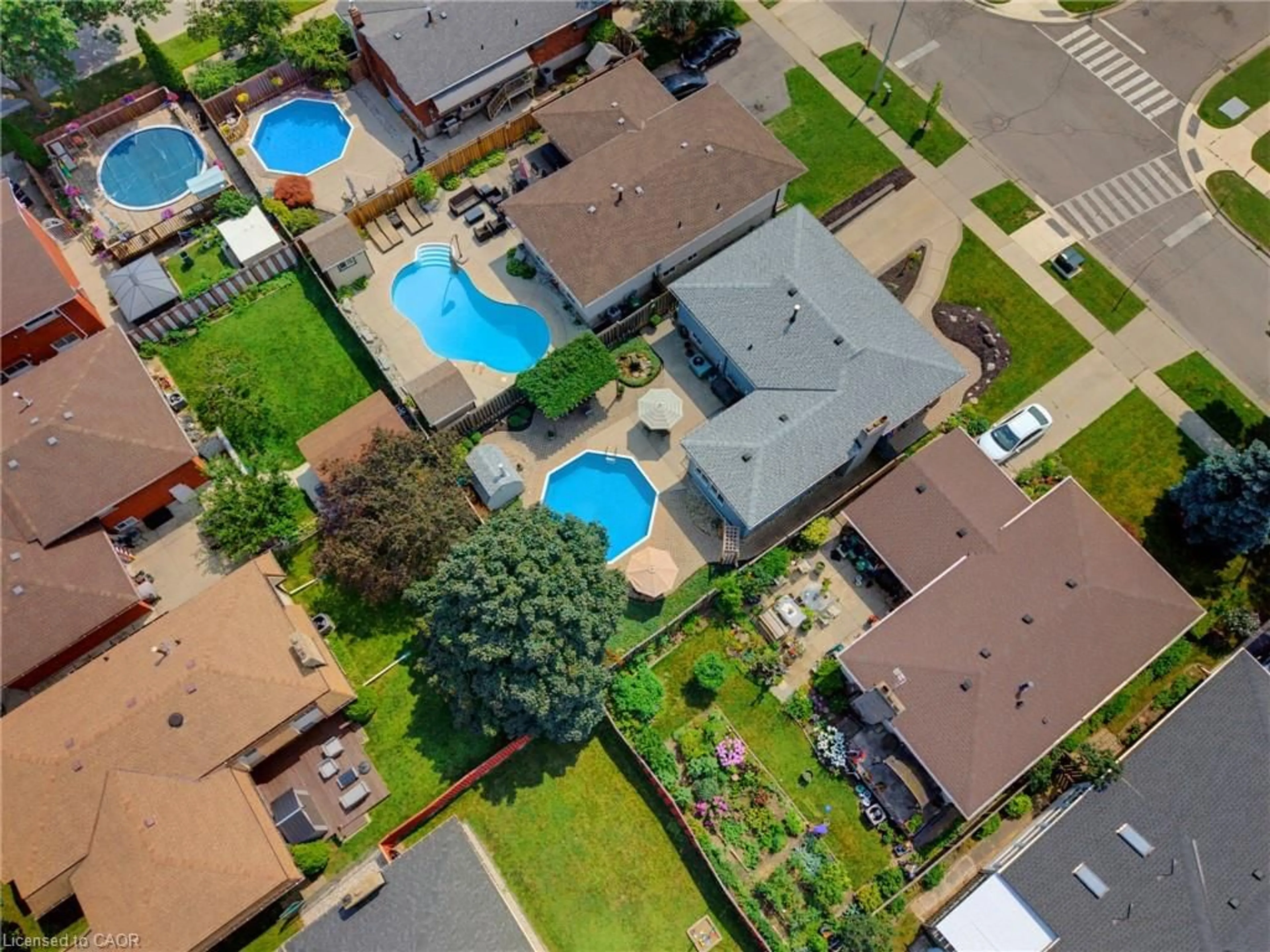 A pic from outside/outdoor area/front of a property/back of a property/a pic from drone, street for 9 Carpenter Ave, Hamilton Ontario L8E 2V2