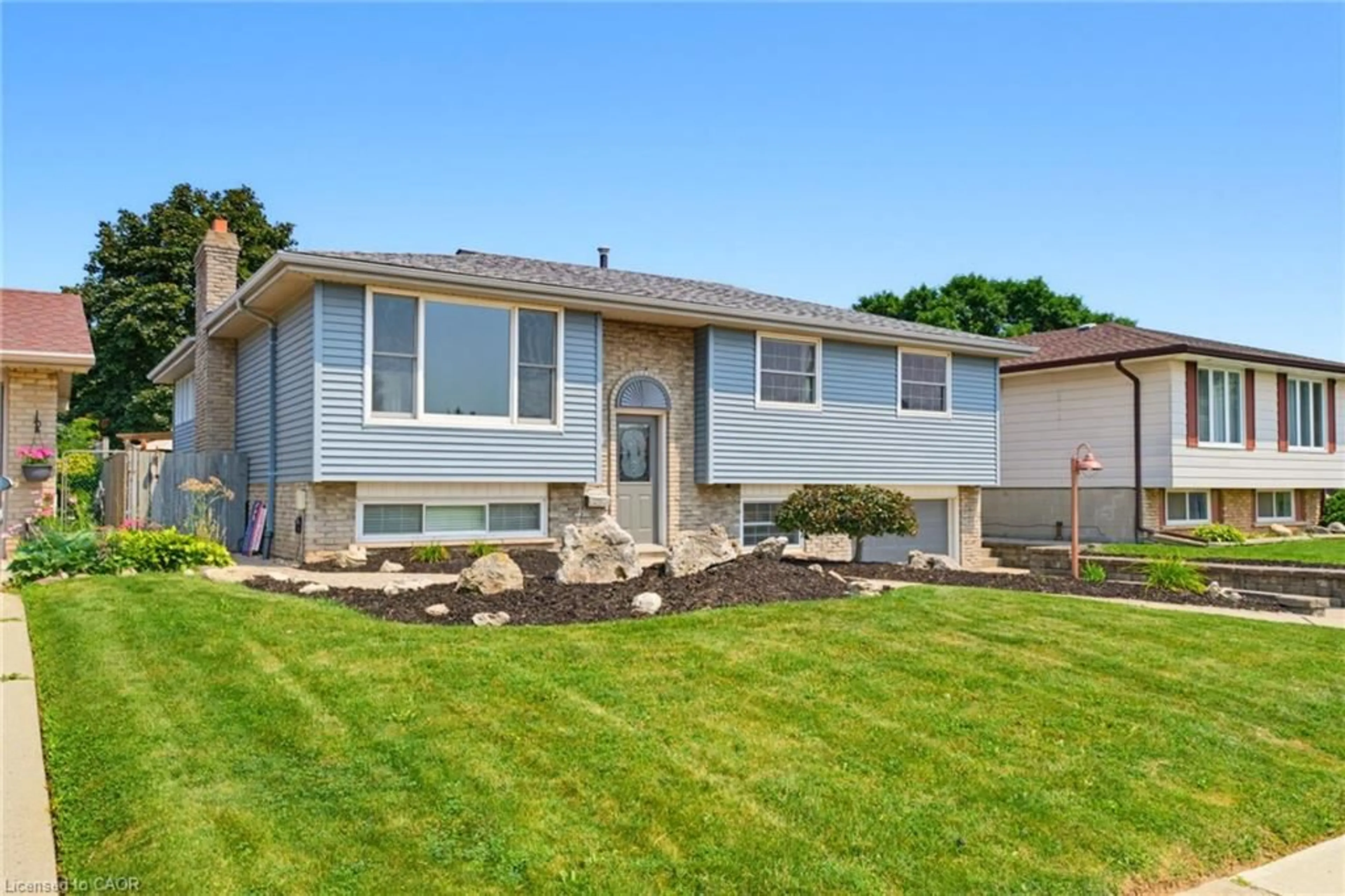 Home with vinyl exterior material, street for 9 Carpenter Ave, Hamilton Ontario L8E 2V2