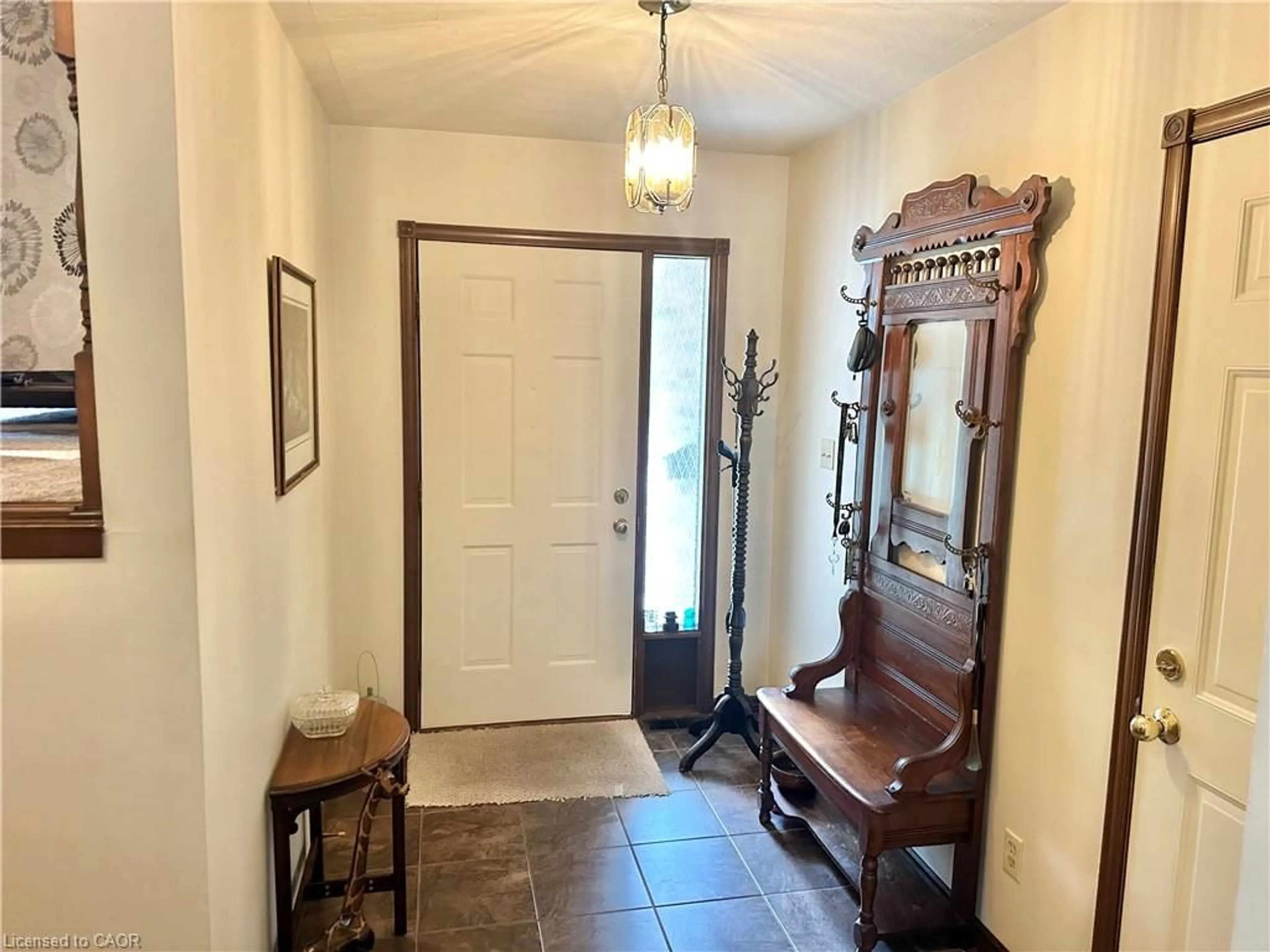 Indoor entryway for 44 Douglas Ave, Simcoe Ontario N3Y 4W8
