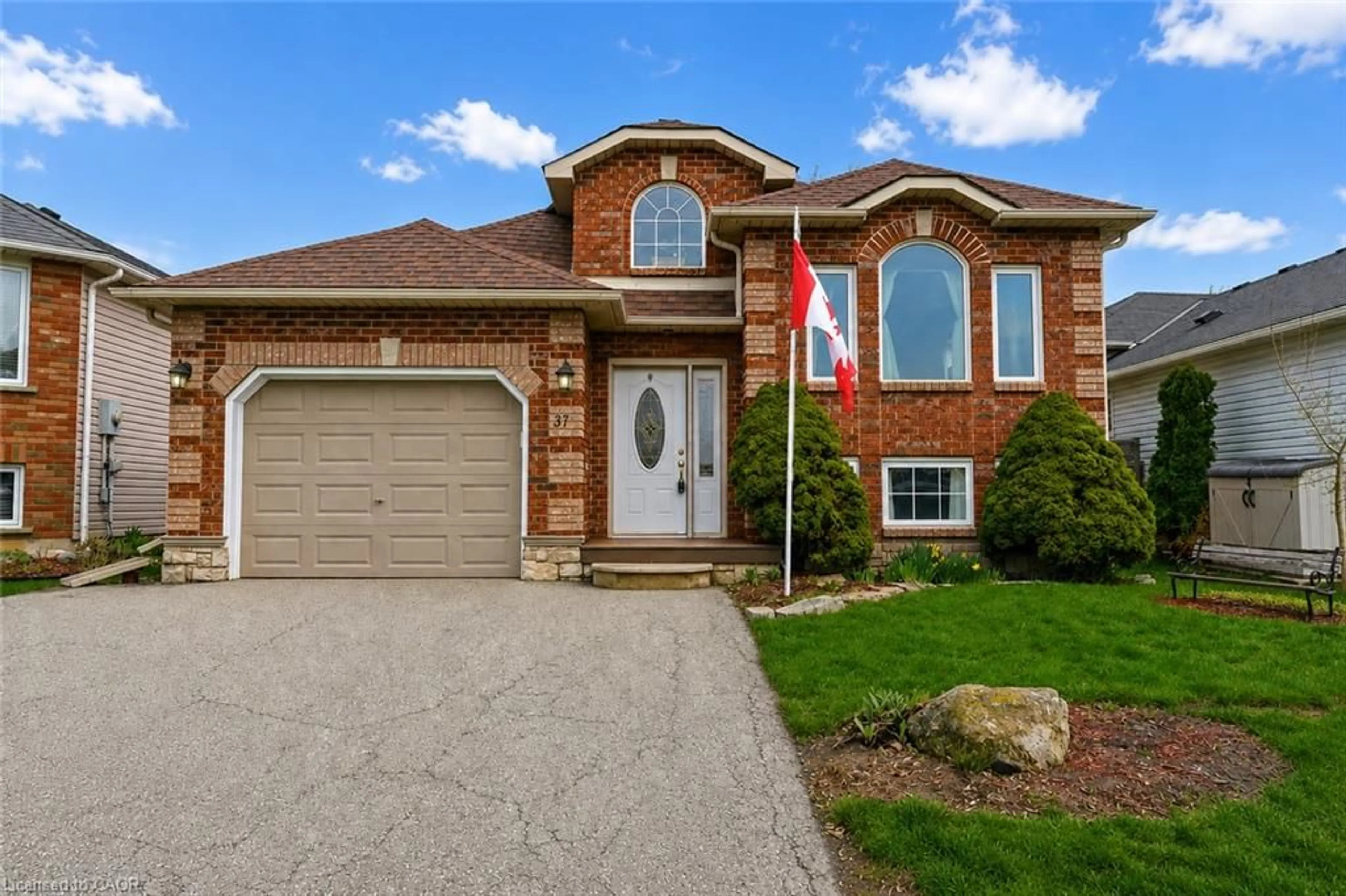 Home with brick exterior material, street for 37 Thistlemoor Dr, Caledonia Ontario N3W 2K4