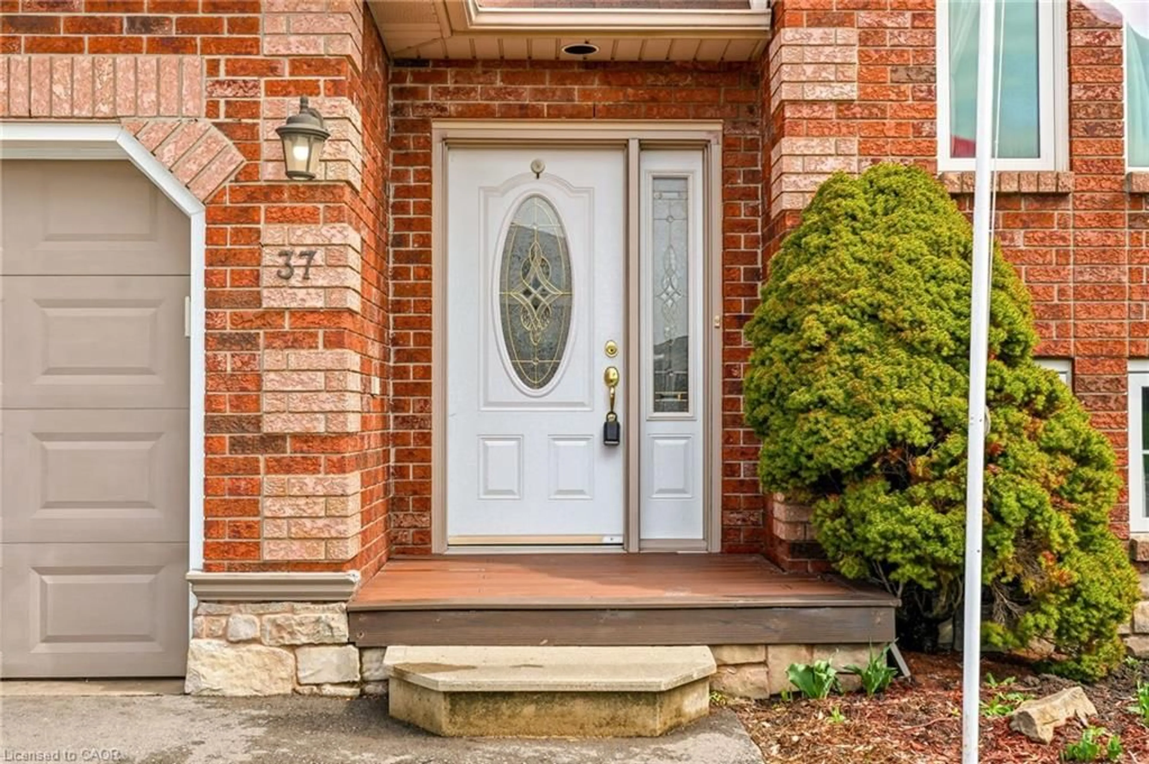 Indoor entryway for 37 Thistlemoor Dr, Caledonia Ontario N3W 2K4