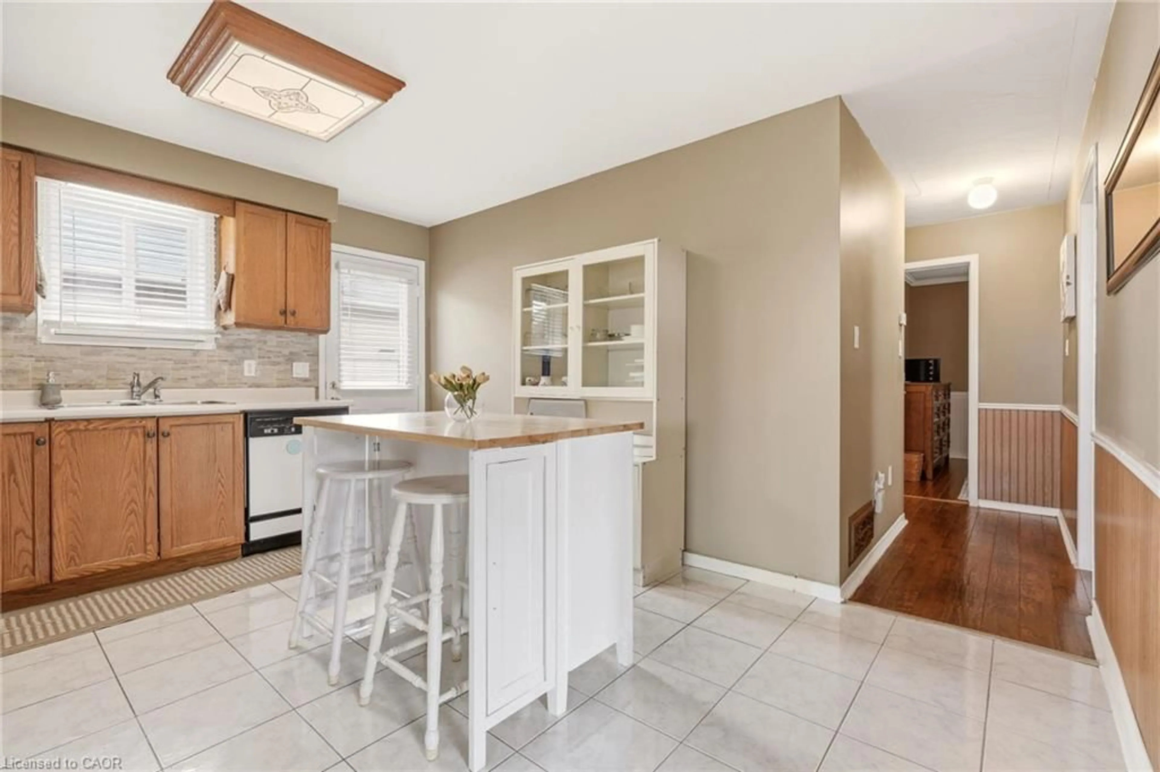 Open concept kitchen, ceramic/tile floor for 37 Thistlemoor Dr, Caledonia Ontario N3W 2K4