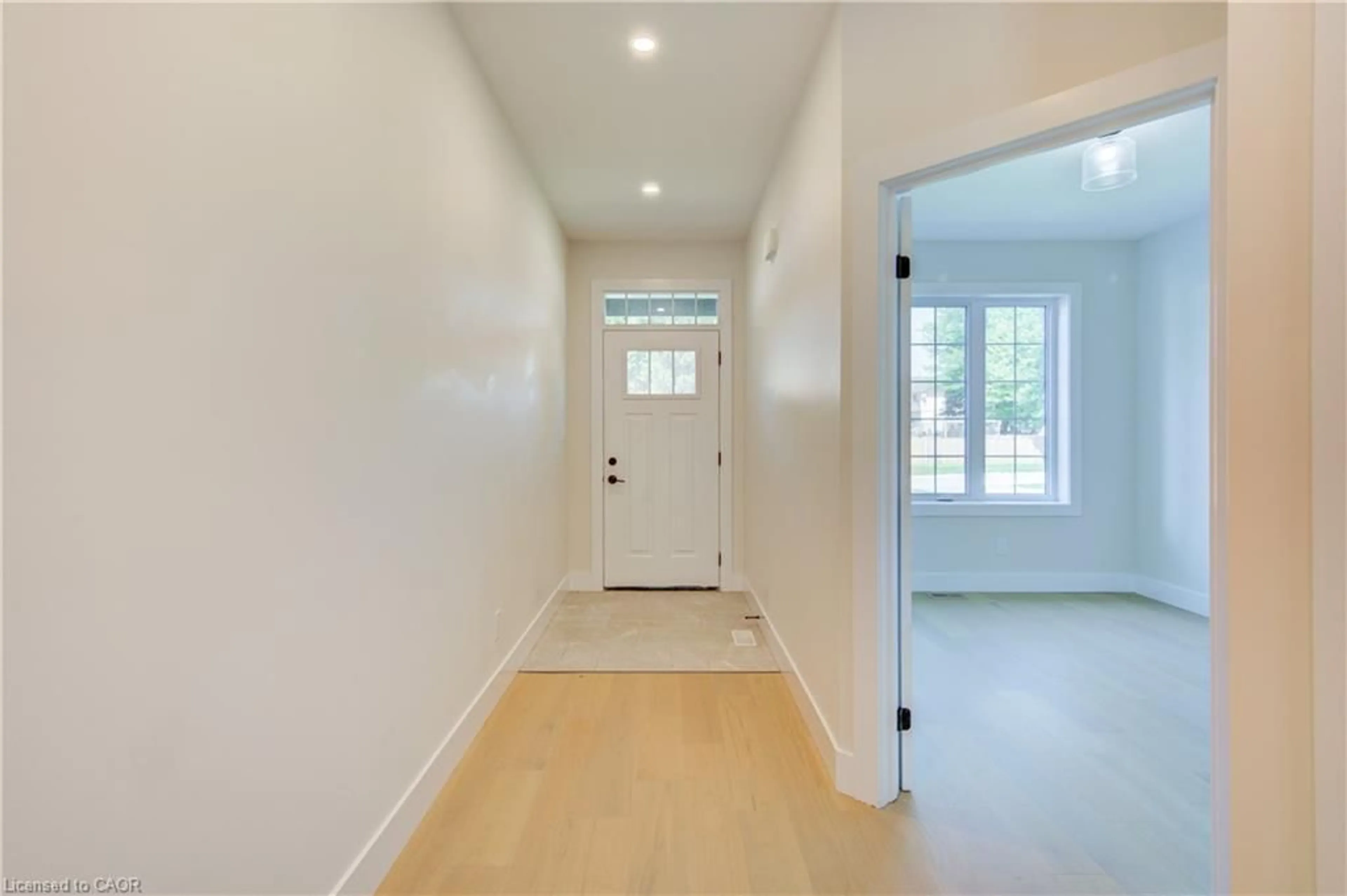 Indoor entryway for 5 South Crt, Norwich Ontario N0J 1P0