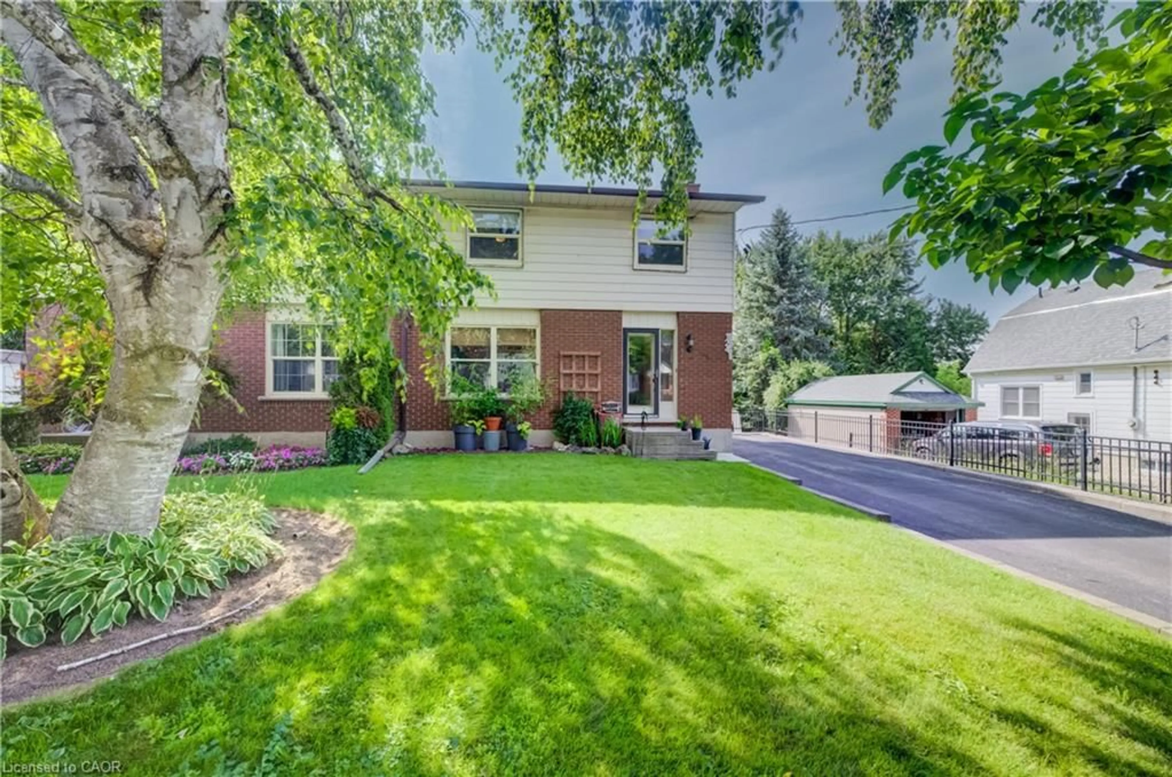 Home with brick exterior material, street for 124 Queensway Dr, St. Jacobs Ontario N0B 2N0