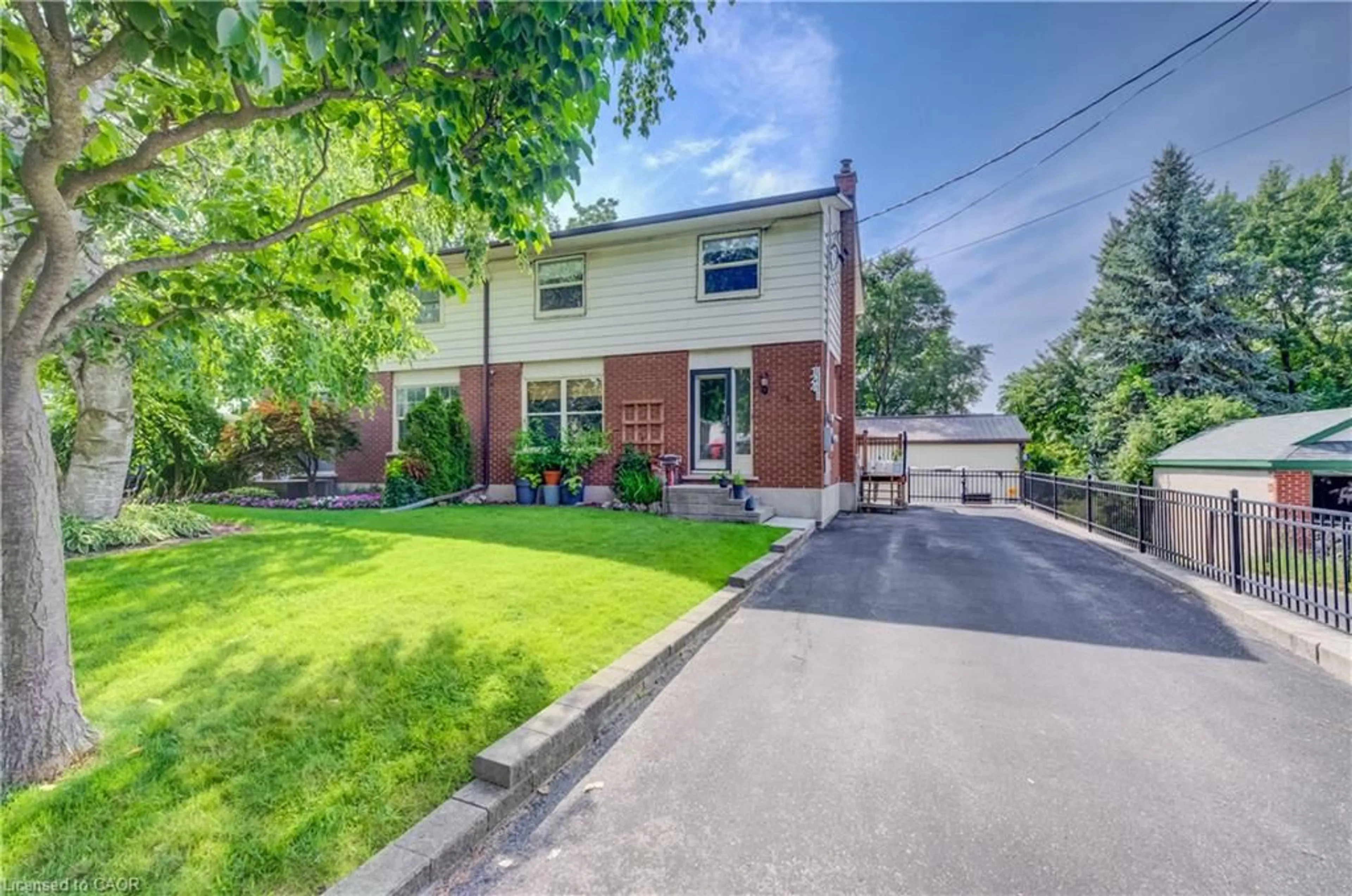 A pic from outside/outdoor area/front of a property/back of a property/a pic from drone, street for 124 Queensway Dr, St. Jacobs Ontario N0B 2N0