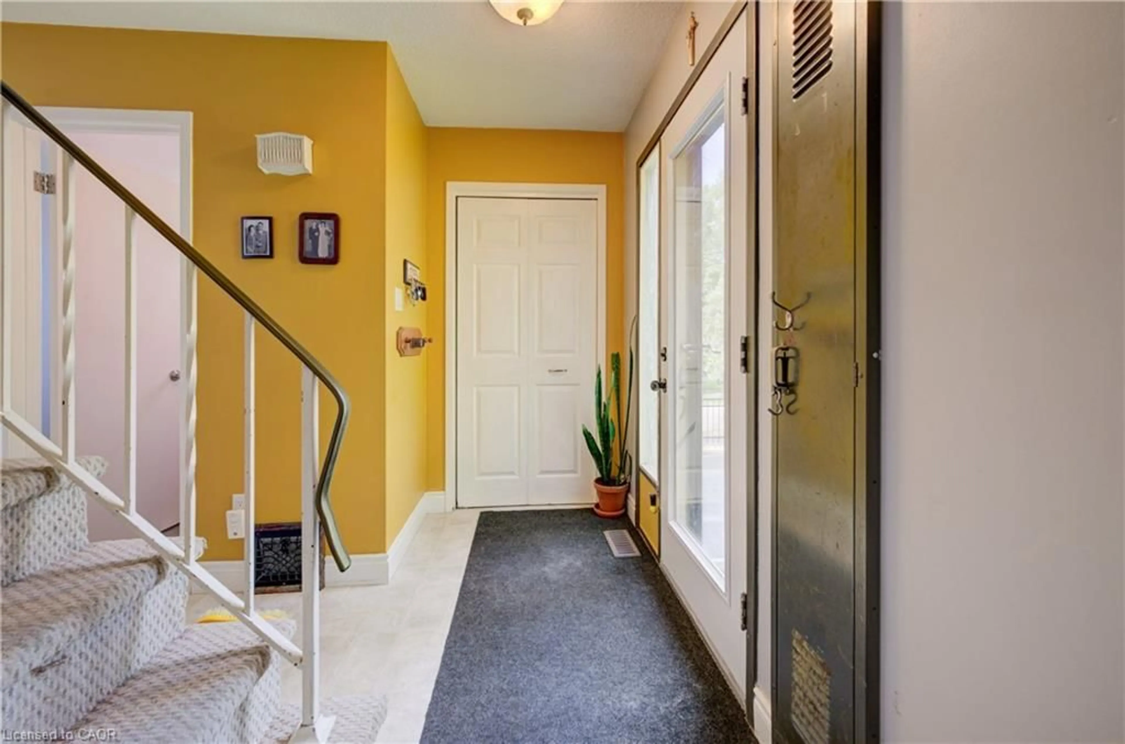 Indoor entryway for 124 Queensway Dr, St. Jacobs Ontario N0B 2N0