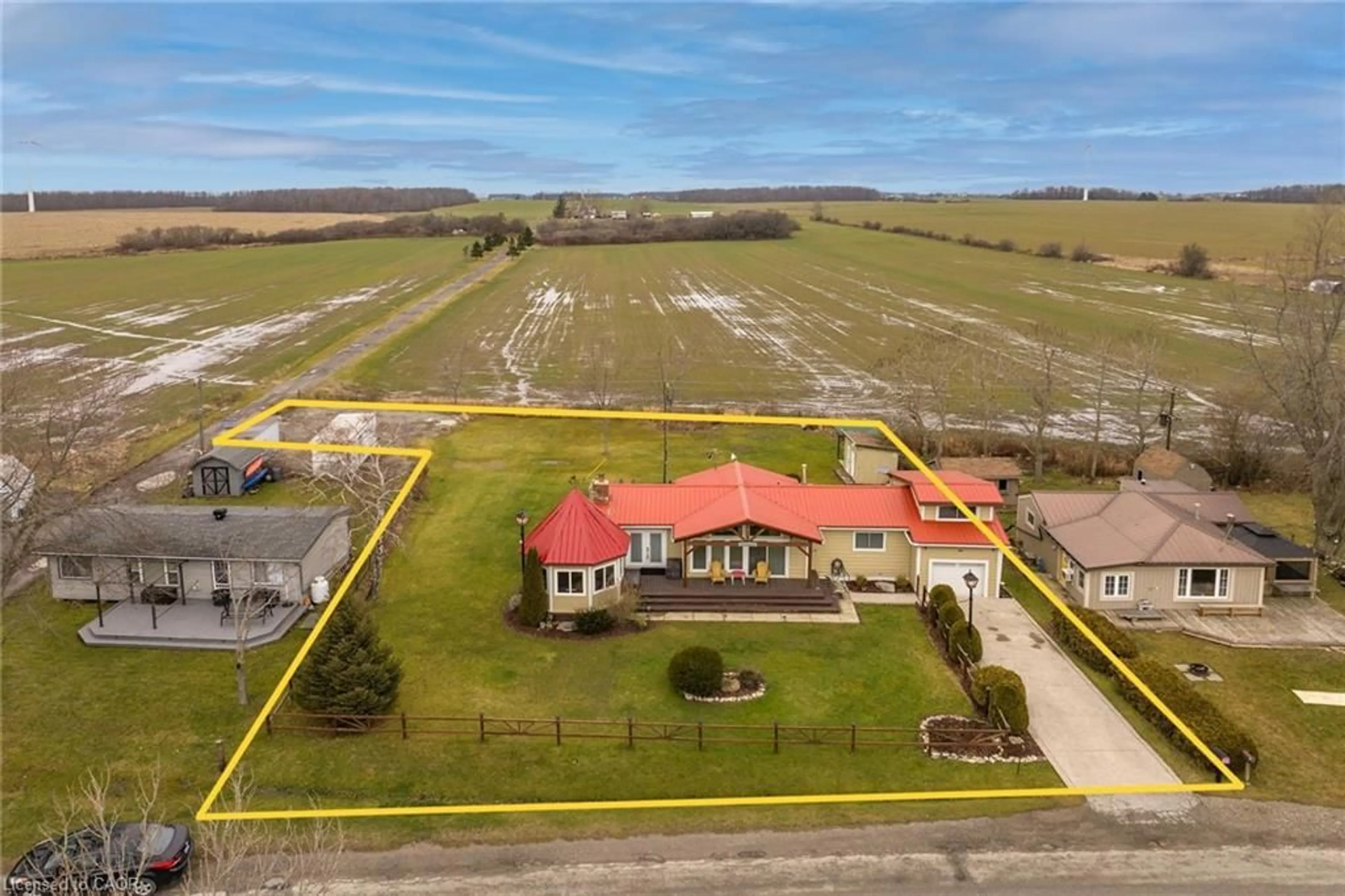 A pic from outside/outdoor area/front of a property/back of a property/a pic from drone, building for 817 Lakeshore Rd, Selkirk Ontario N0A 1P0
