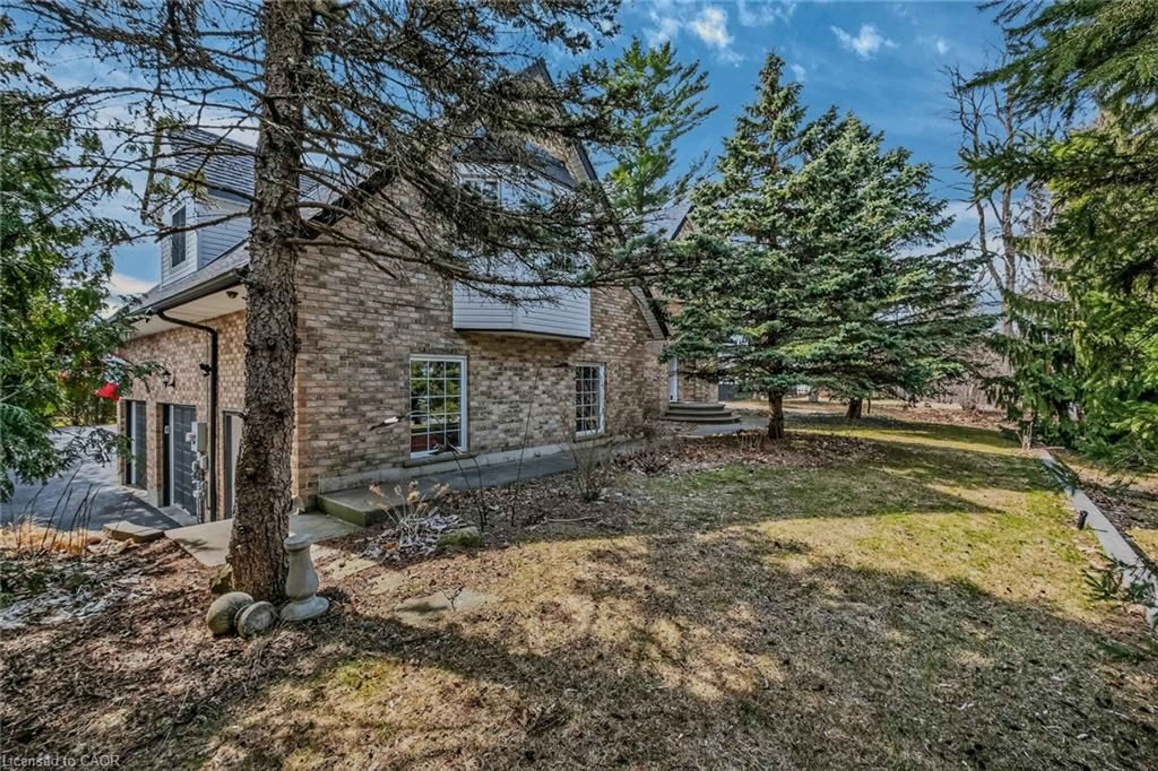 A pic from outside/outdoor area/front of a property/back of a property/a pic from drone, unknown for 208 Victoria St, Simcoe Ontario N3Y 4K2