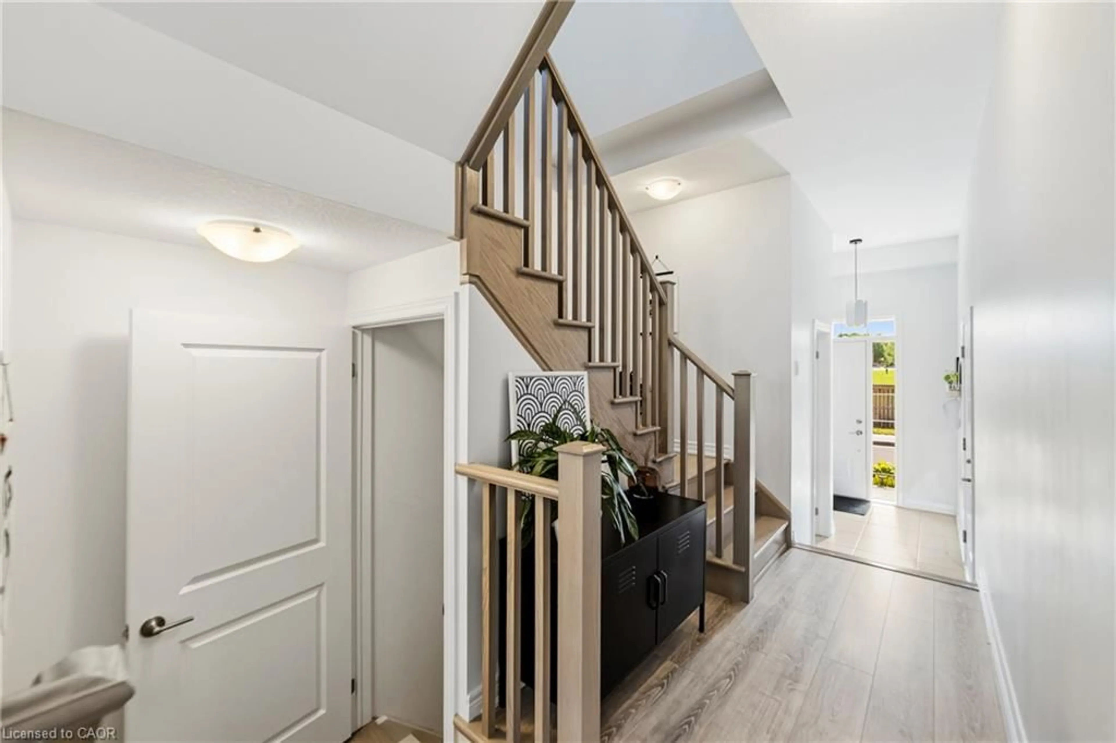 Indoor entryway for 55 Pelican Lane, Hamilton Ontario L8K 0A4