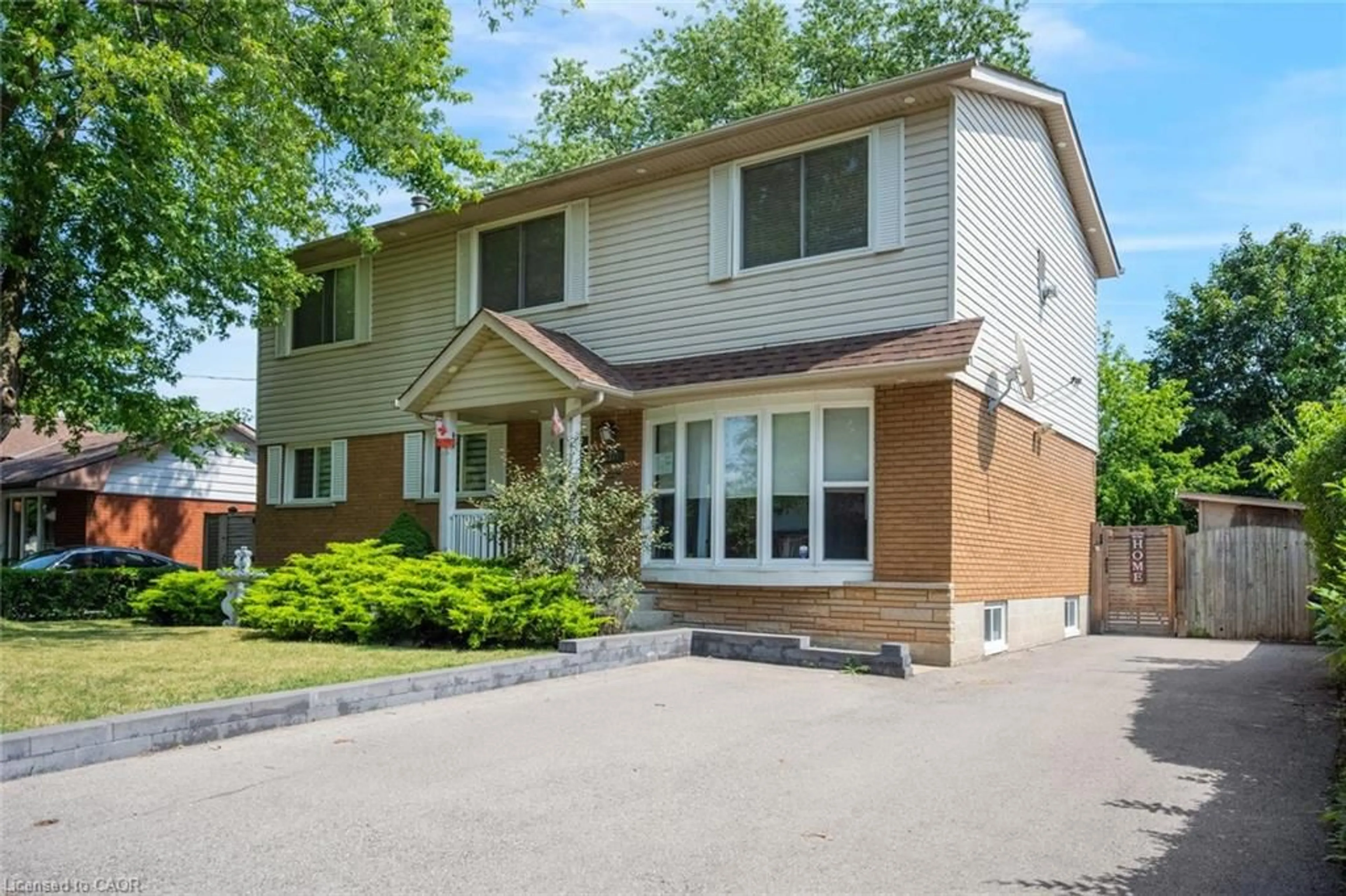 Home with brick exterior material, street for 5372 Spruce Ave, Burlington Ontario L7L 1N7