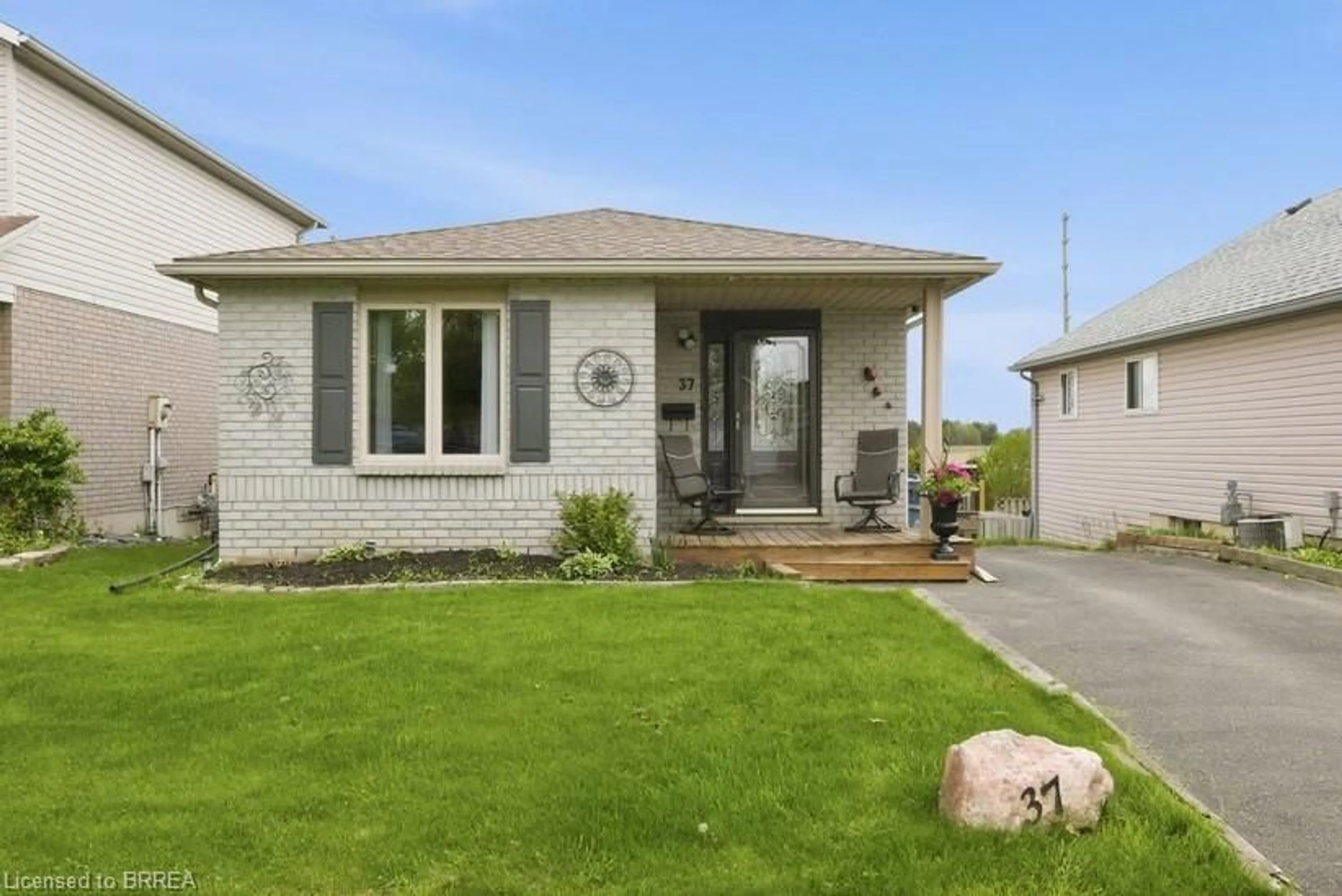 Home with vinyl exterior material, street for 37 Anastasia Cres, Brantford Ontario N3P 2A9