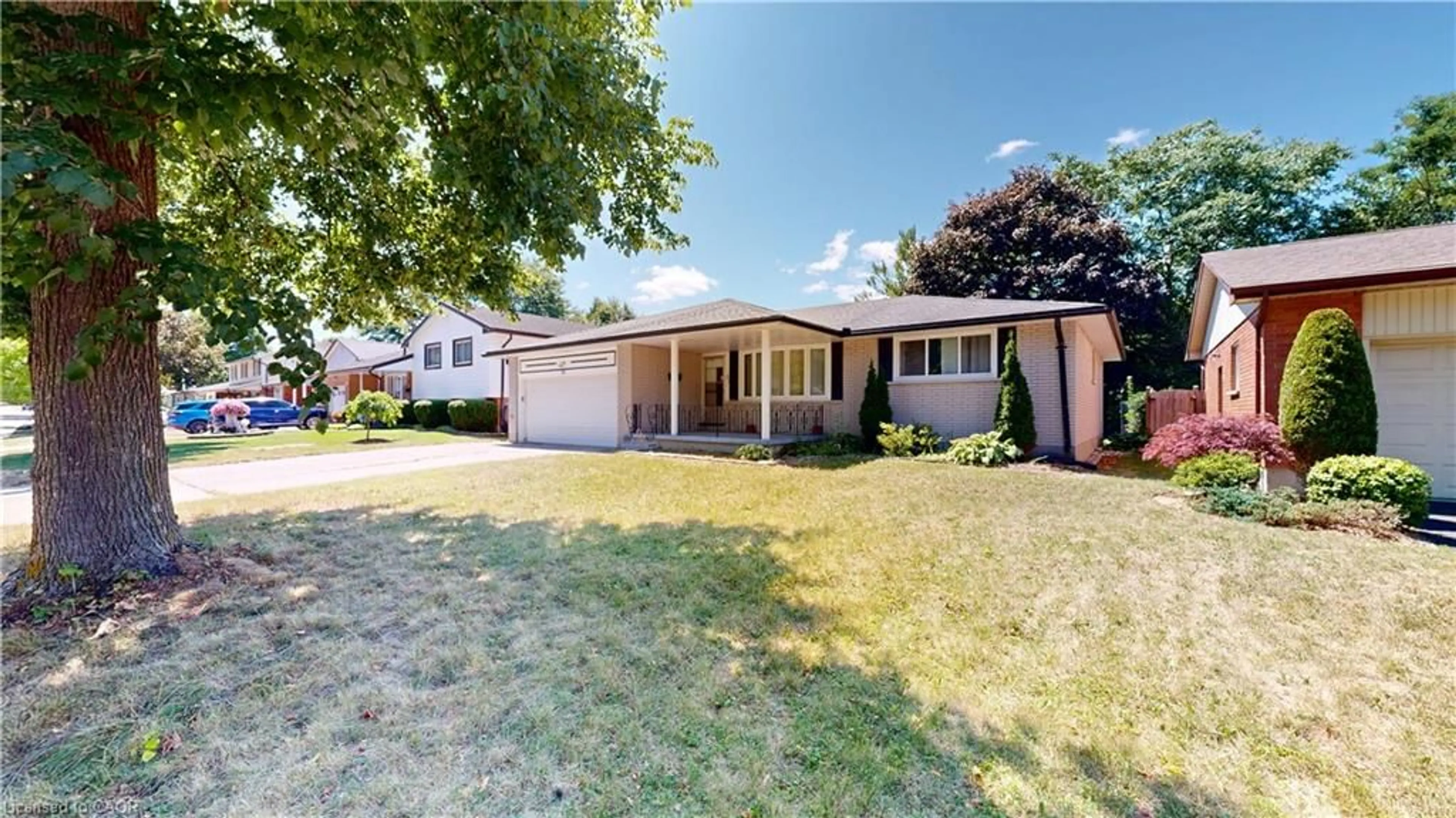 Home with vinyl exterior material, street for 31 Applewood Lane, London Ontario N6J 3P9