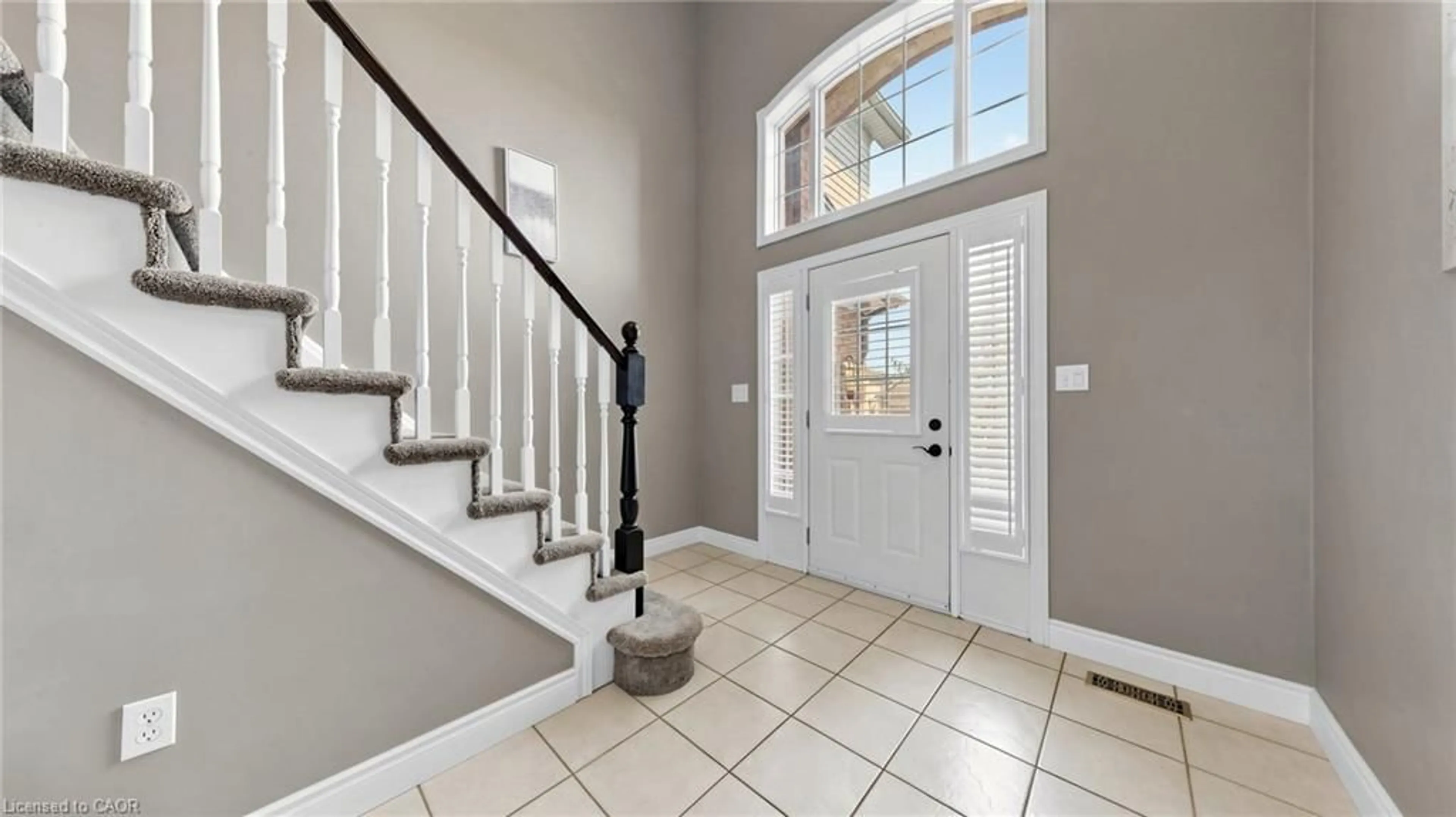 Indoor entryway for 18 Spencer Cres, Guelph Ontario N1L 1M2