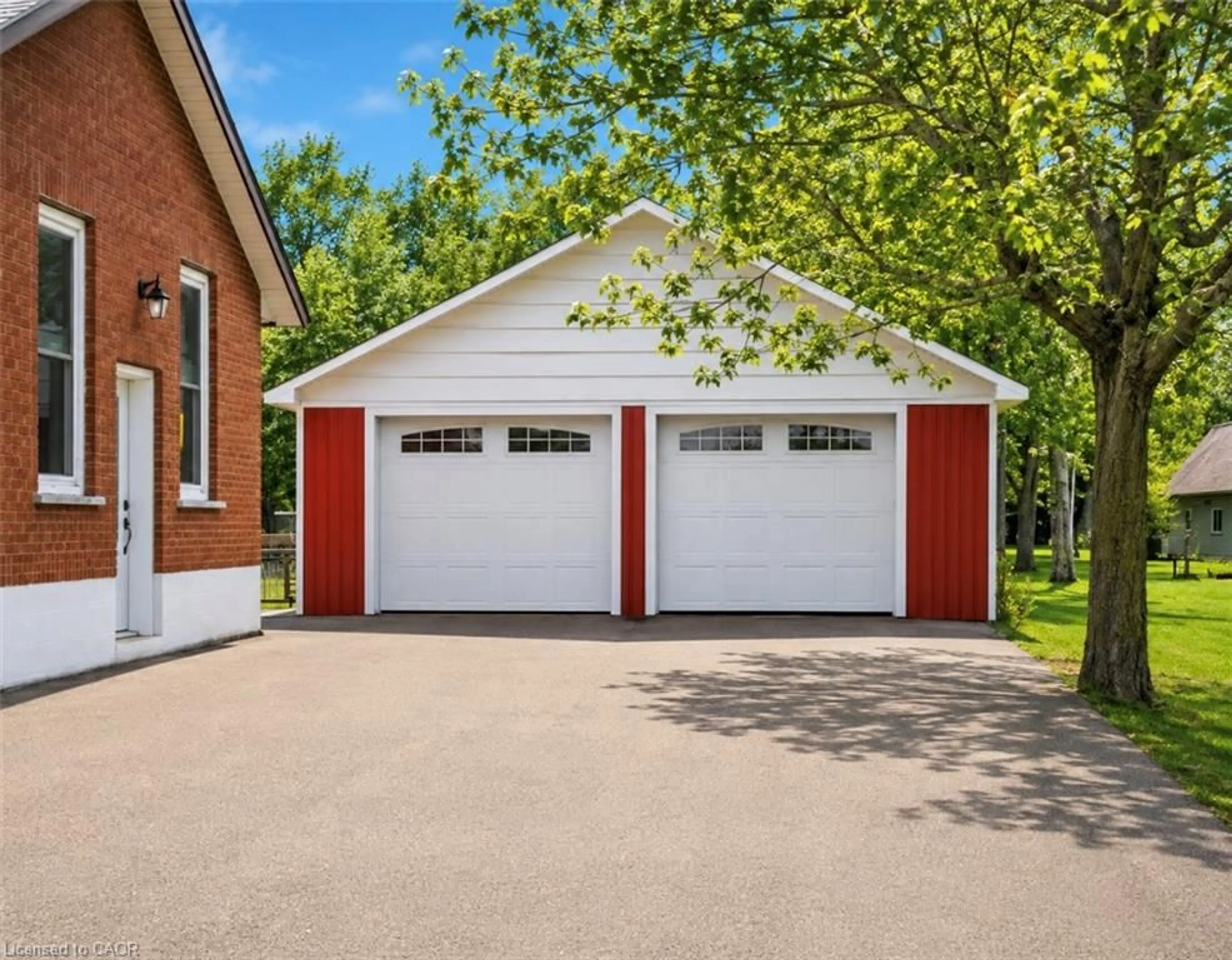 Indoor garage for 1246 Forestry Farm Rd, Simcoe Ontario N3Y 4K1