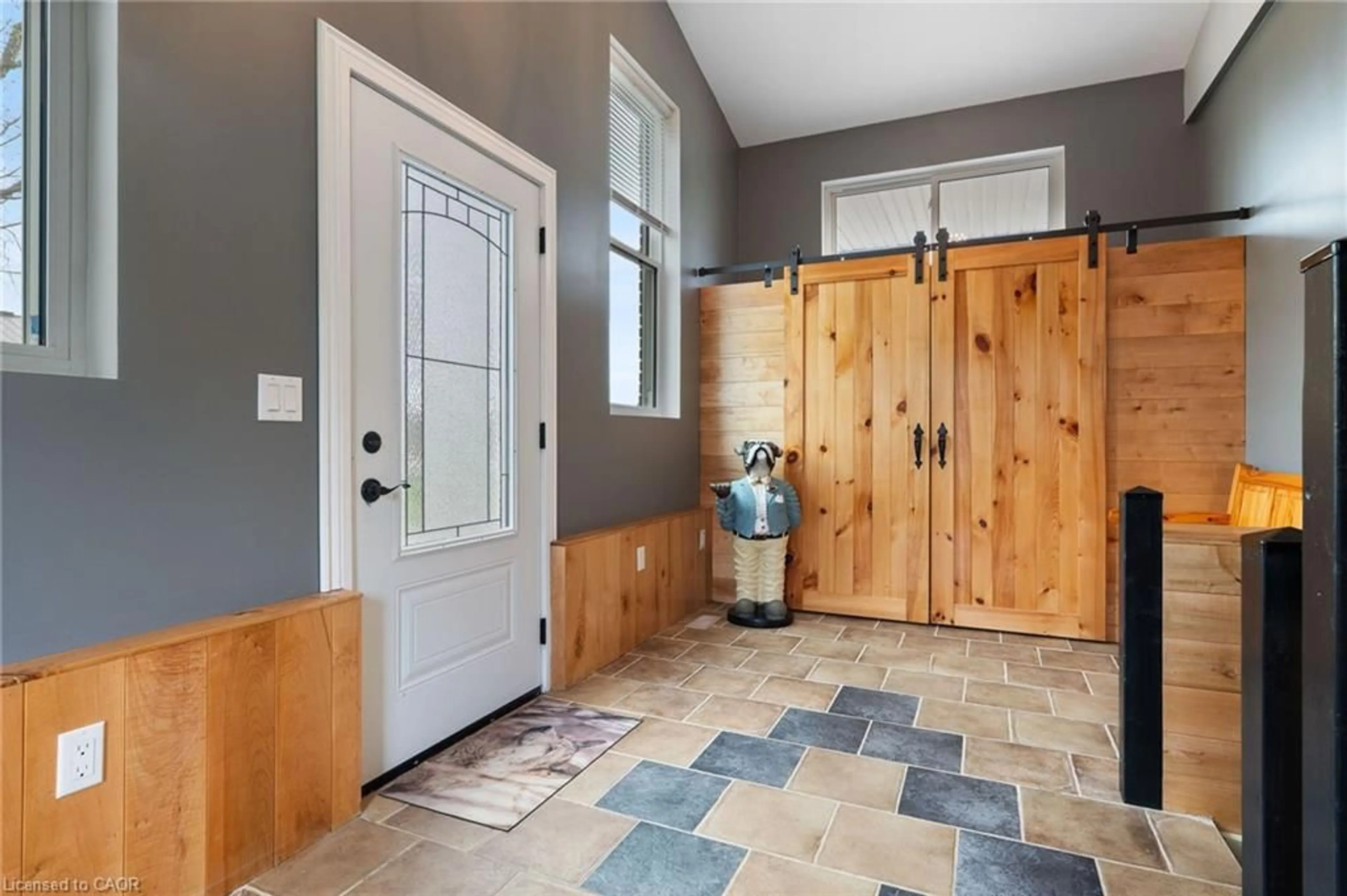 Indoor entryway for 1246 Forestry Farm Rd, Simcoe Ontario N3Y 4K1