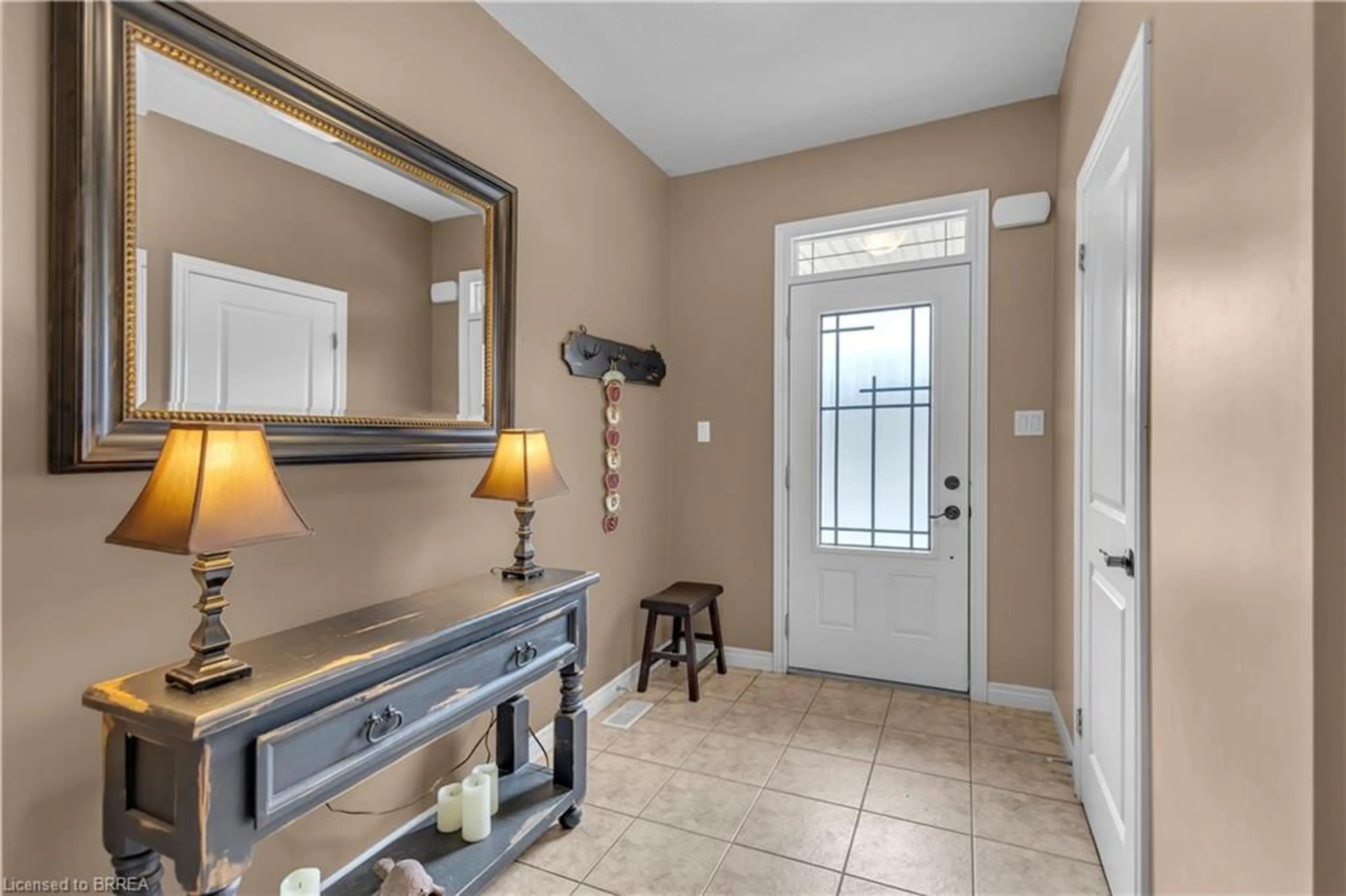 Indoor entryway for 380 Lake St #21, Grimsby Ontario L3M 0E8