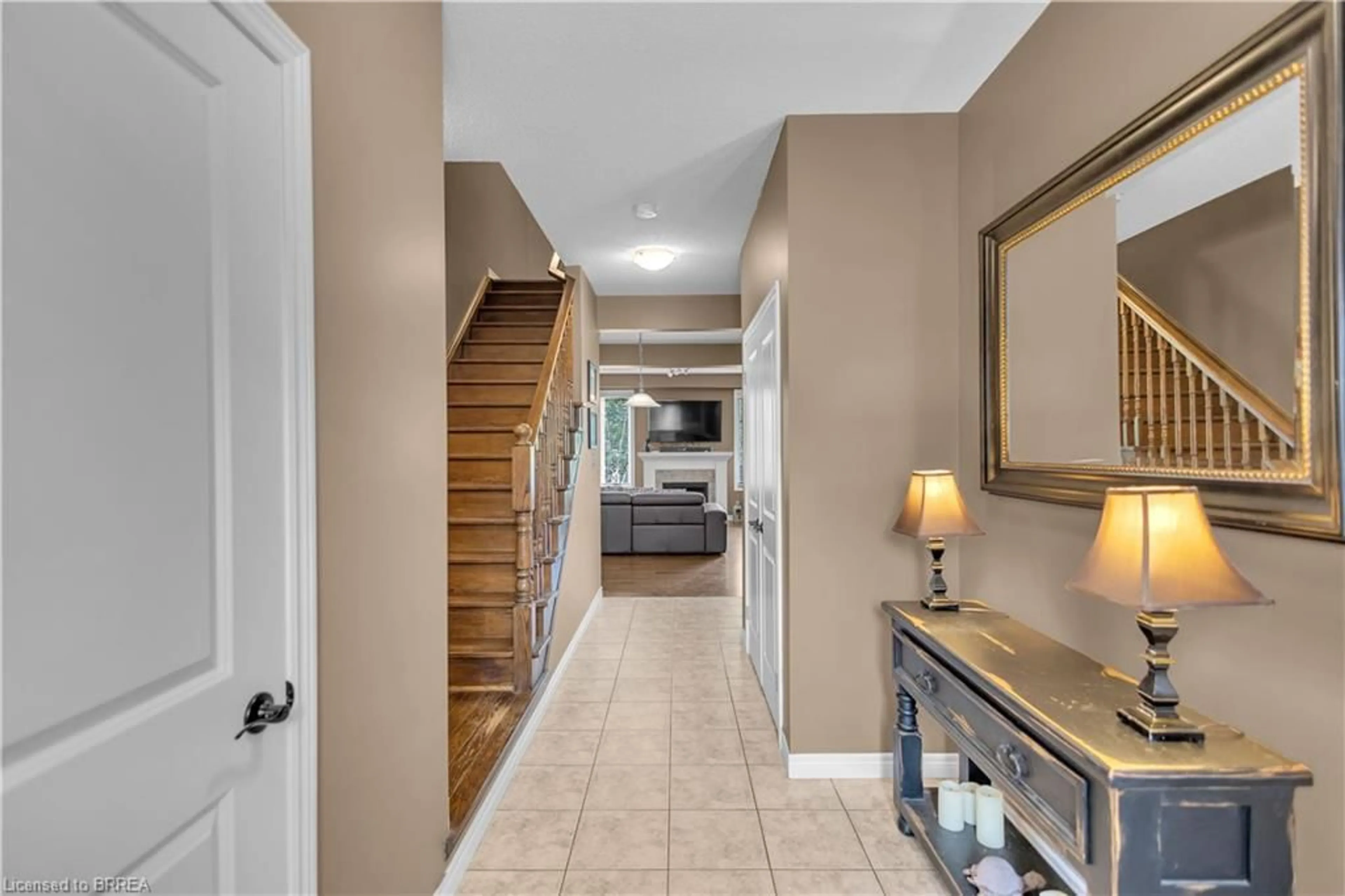 Indoor entryway for 380 Lake St #21, Grimsby Ontario L3M 0E8