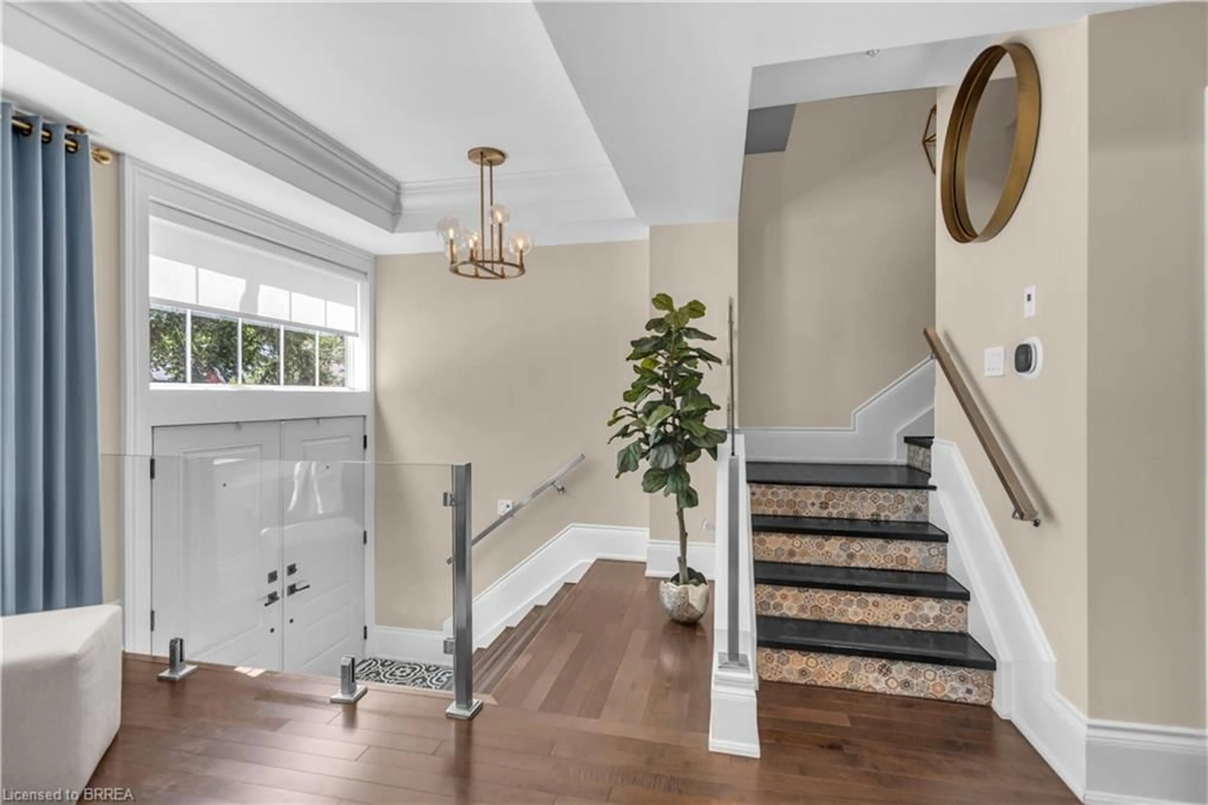 Indoor entryway for 220 Sheridan St, Brantford Ontario N3S 4R1