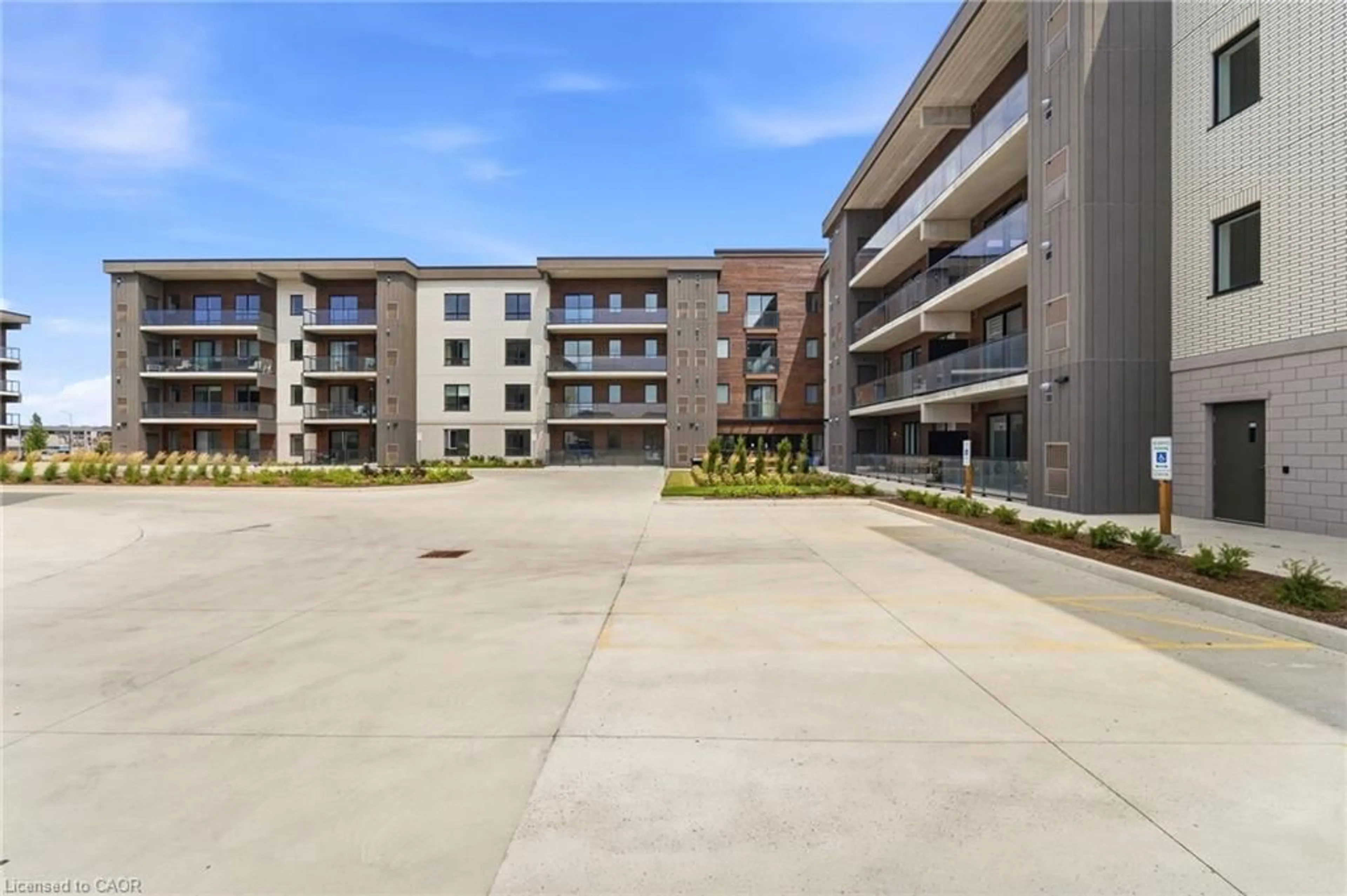 Patio, building for 7549A Kalar Rd #111, Niagara Falls Ontario L2H 3W6