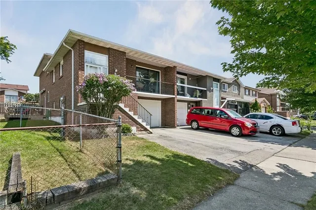 5 Hockley Path, Brampton 2