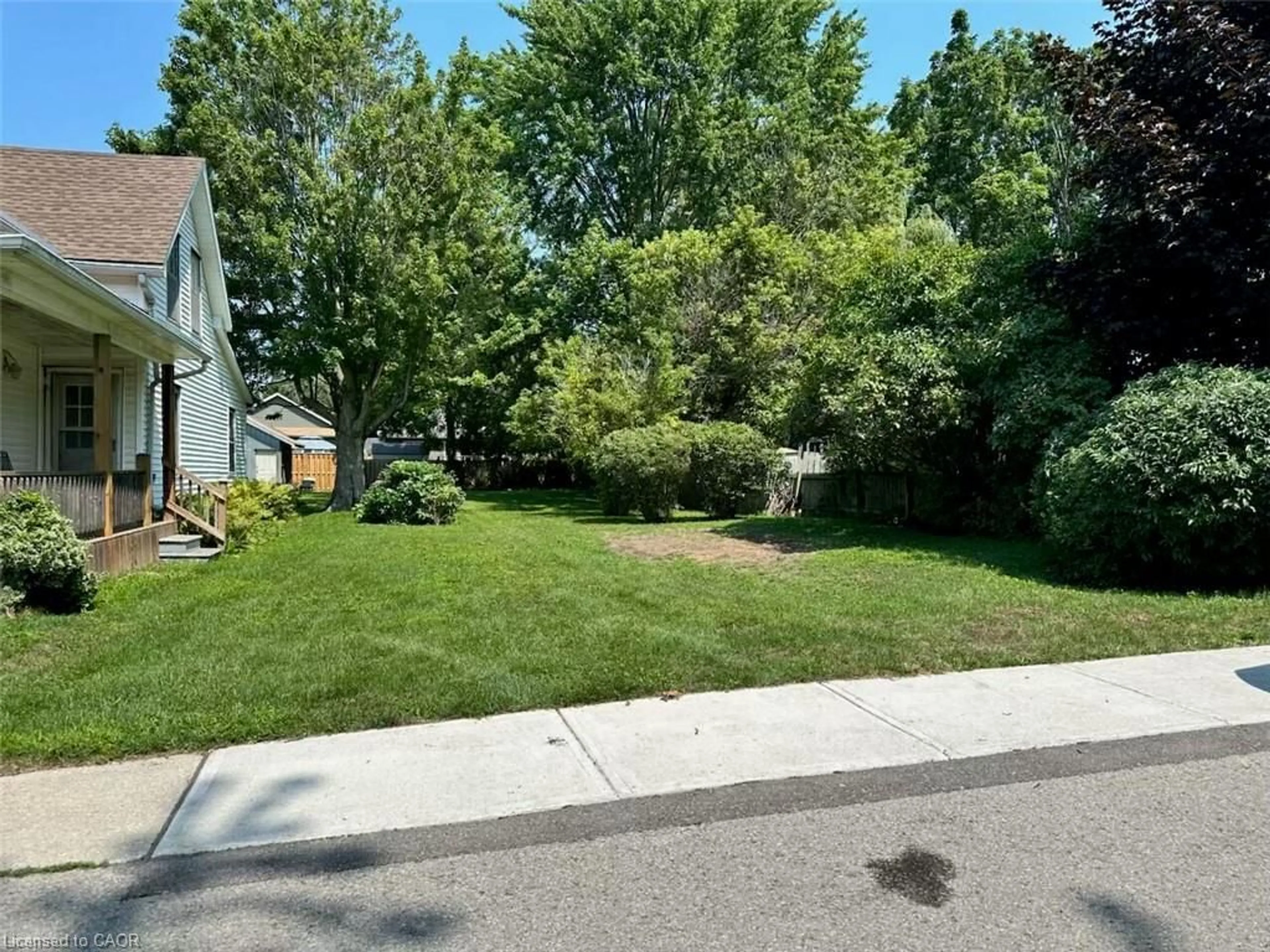 A pic from outside/outdoor area/front of a property/back of a property/a pic from drone, street for VL North Cayuga St, Dunnville Ontario N1A 1P4