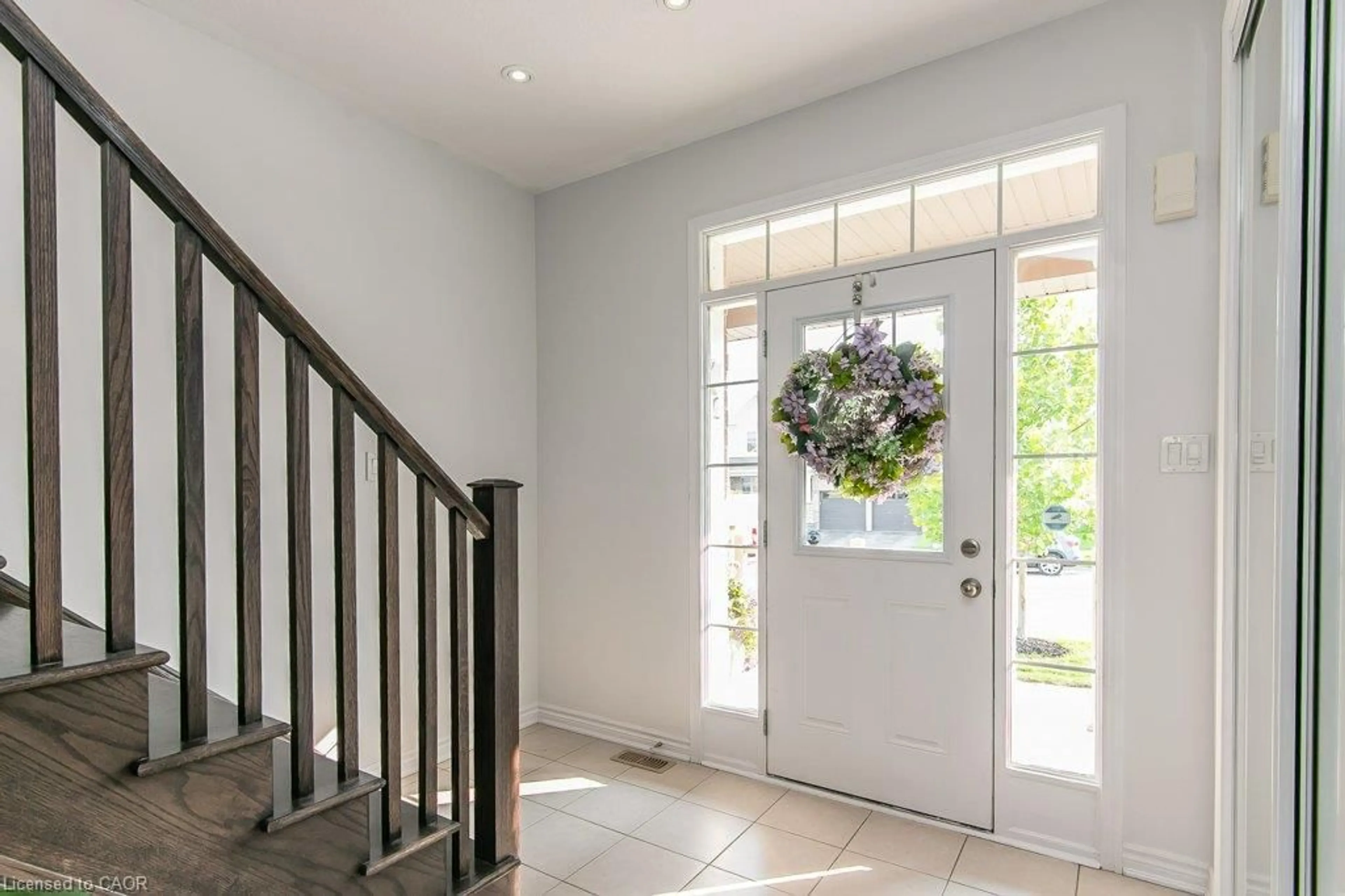 Indoor entryway for 43 Compass Trail, Cambridge Ontario N3E 0B7