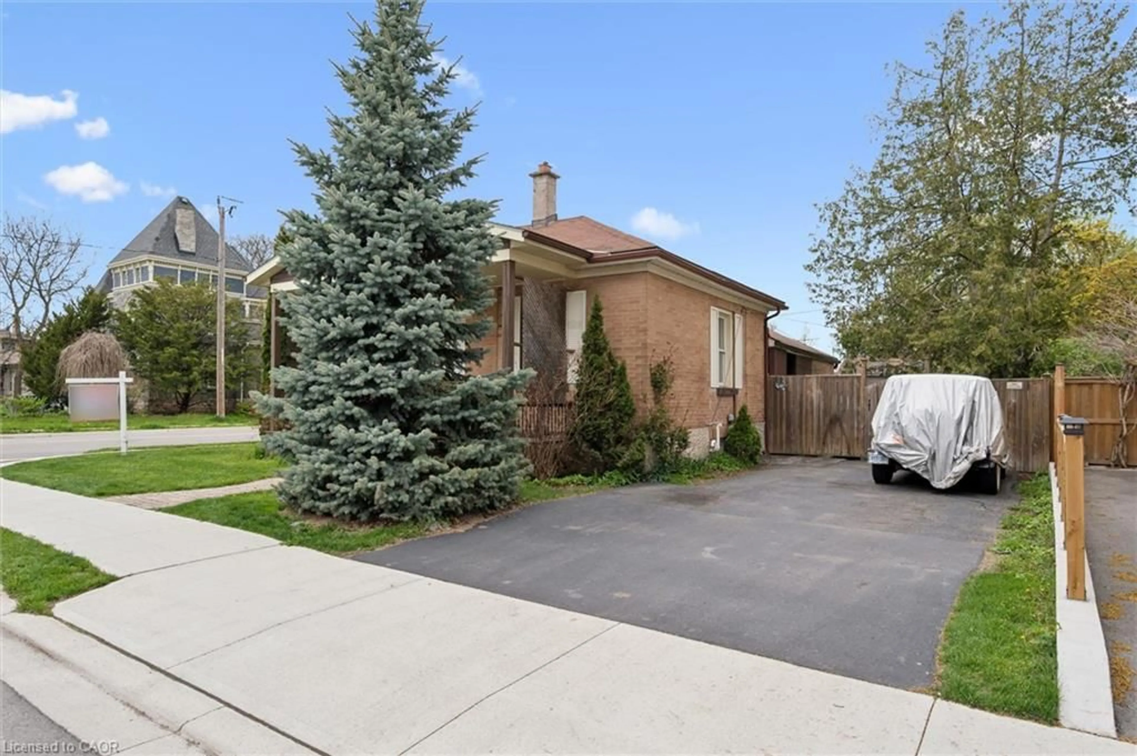 Home with brick exterior material, street for 27 Roseview Ave, Cambridge Ontario N1R 4A5
