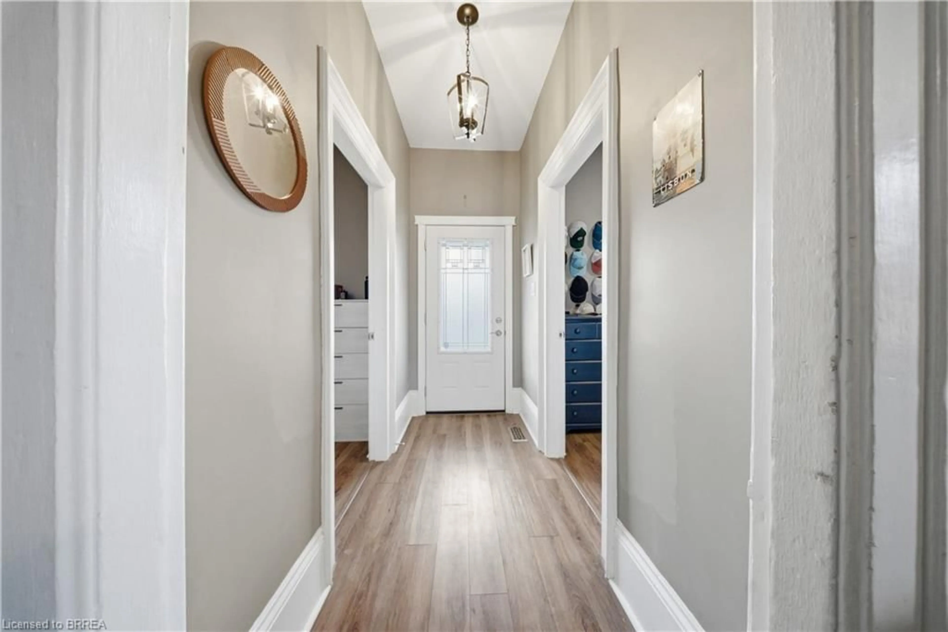 Indoor entryway for 64 Richardson St, Brantford Ontario N3T 1J1