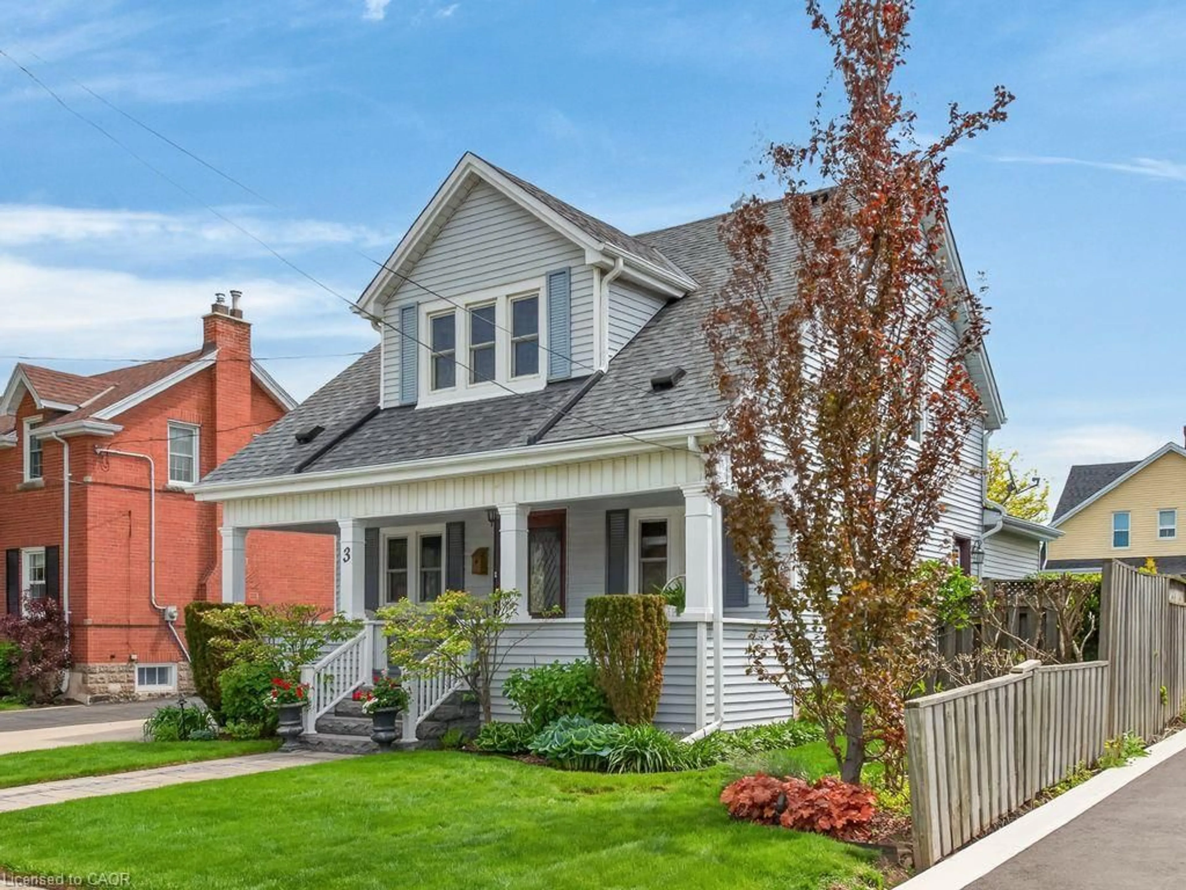 Home with vinyl exterior material, street for 3 Second St, Stoney Creek Ontario L8G 1R4
