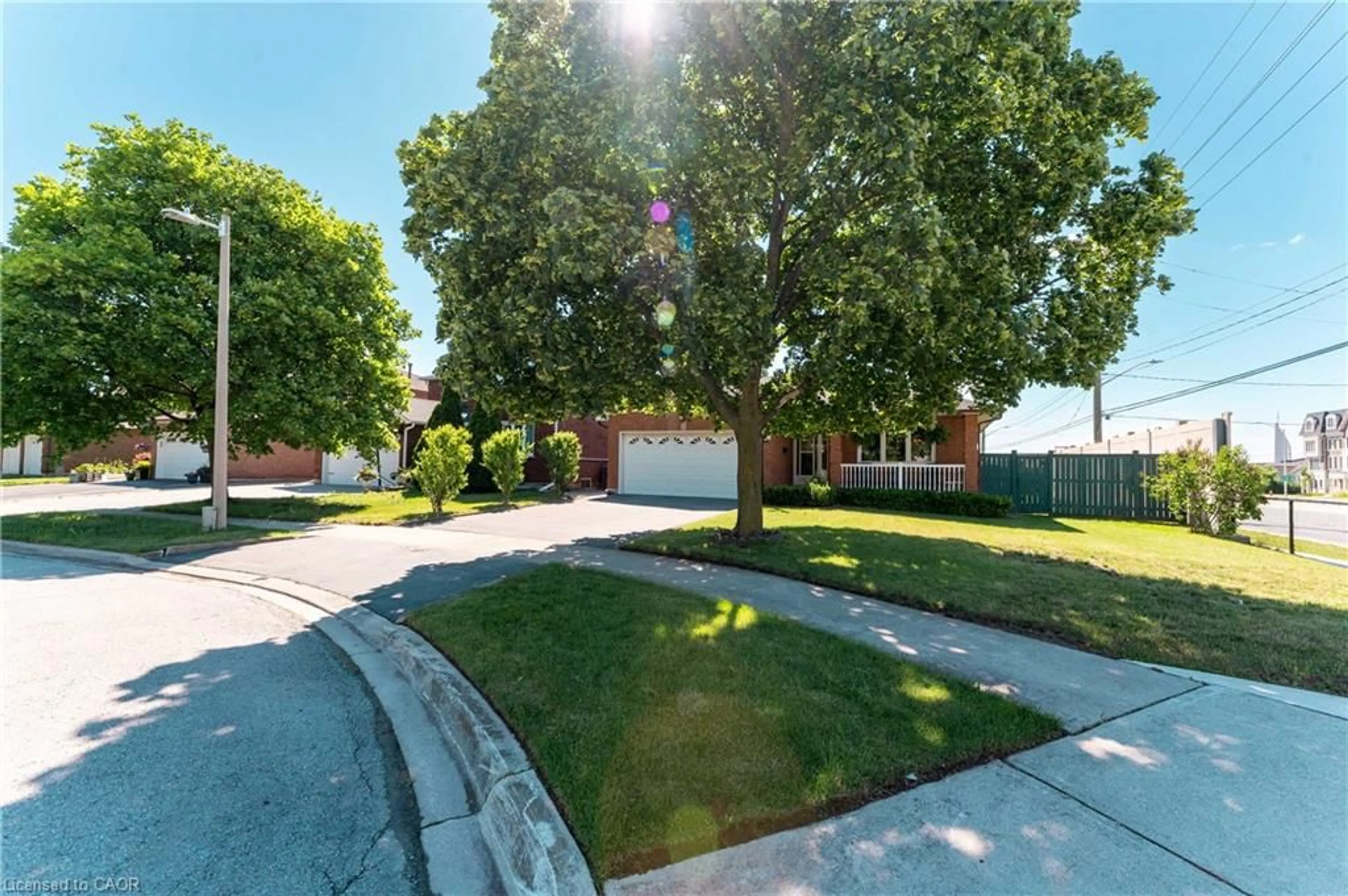 A pic from outside/outdoor area/front of a property/back of a property/a pic from drone, street for 330 Hickory Cir, Oakville Ontario L6H 4T5