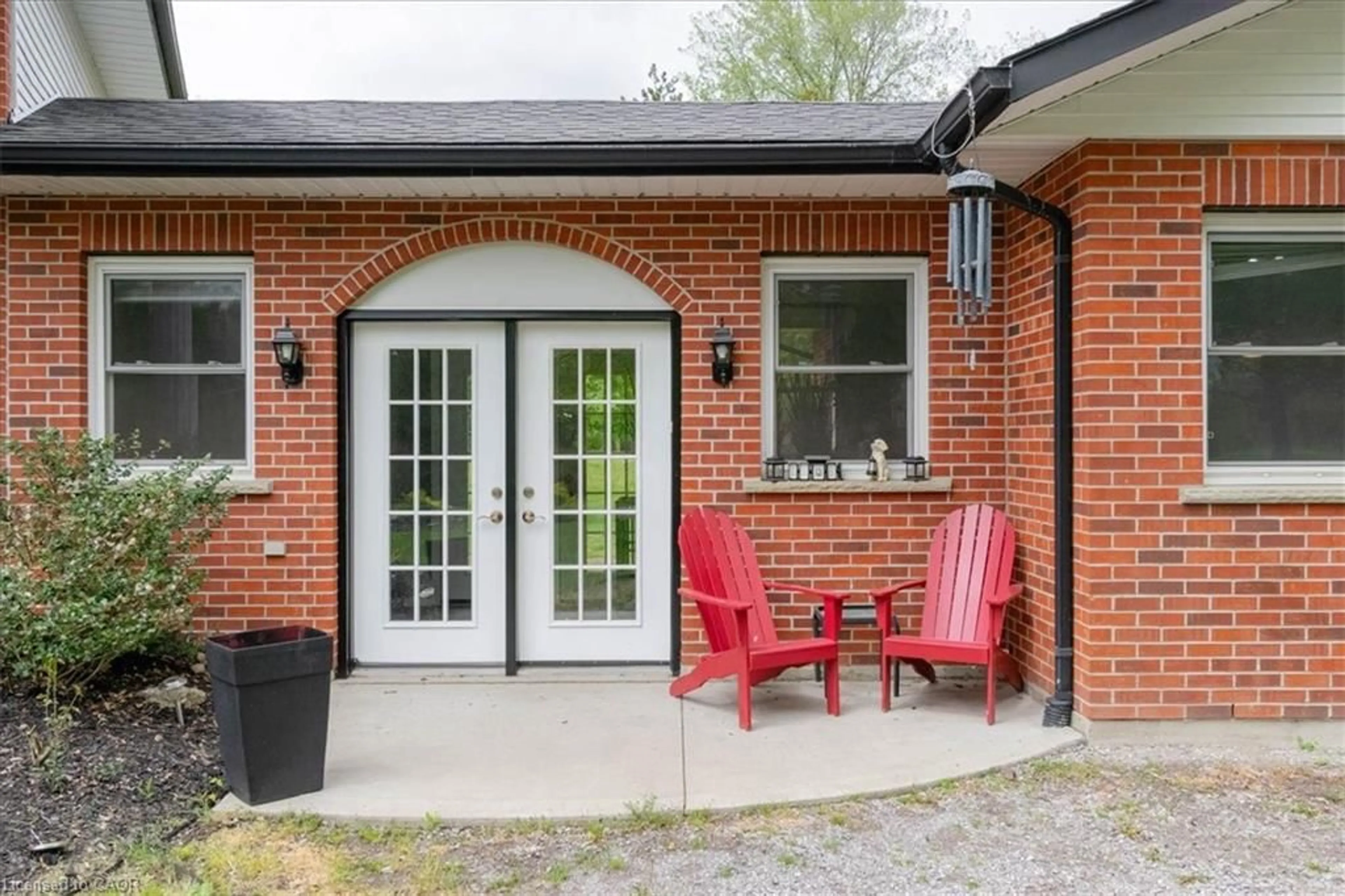 Patio, street for 111 Decou Rd, Simcoe Ontario N3Y 4K2