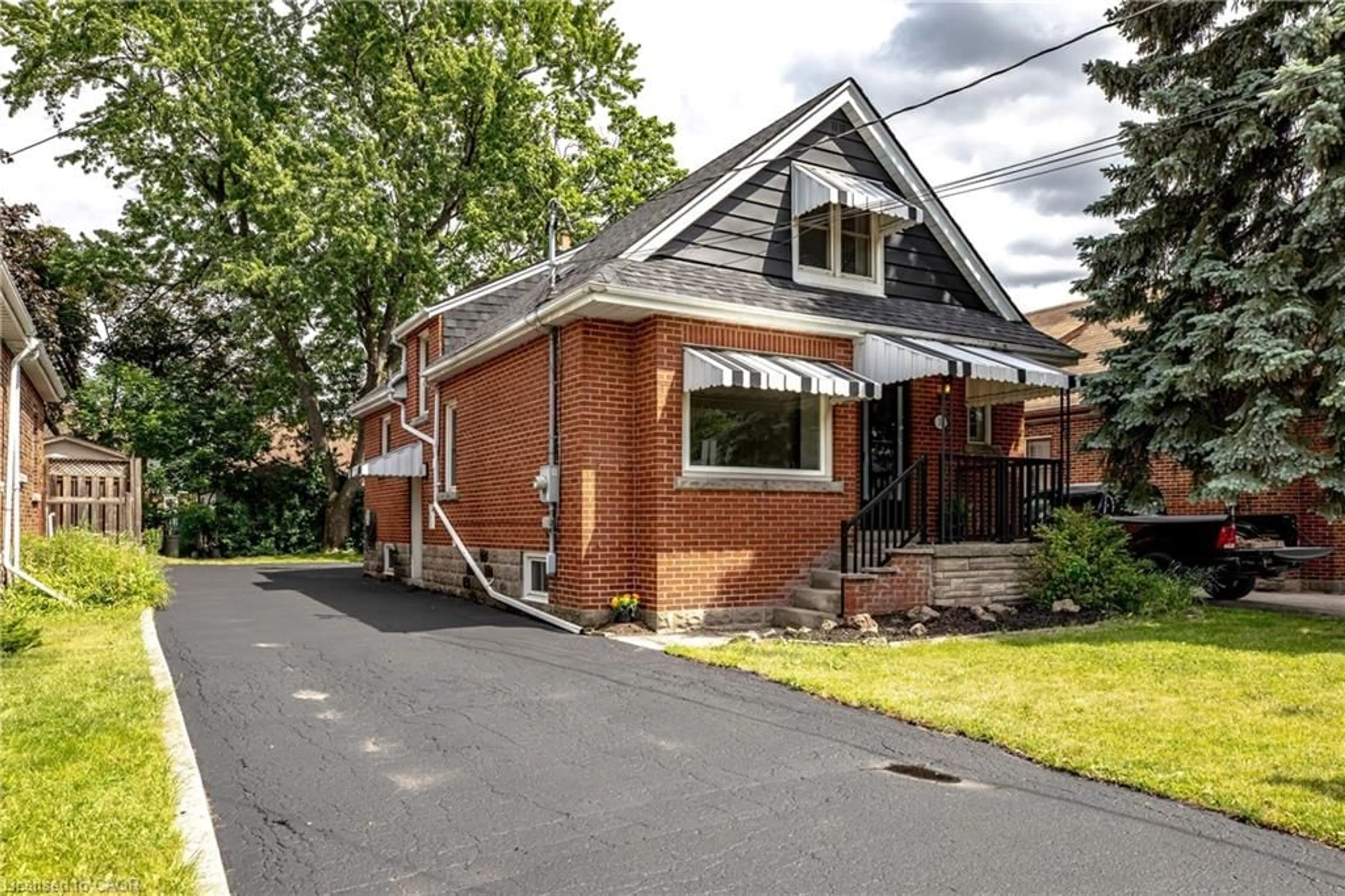 Home with brick exterior material, street for 33 East 34th St, Hamilton Ontario L8V 3W2