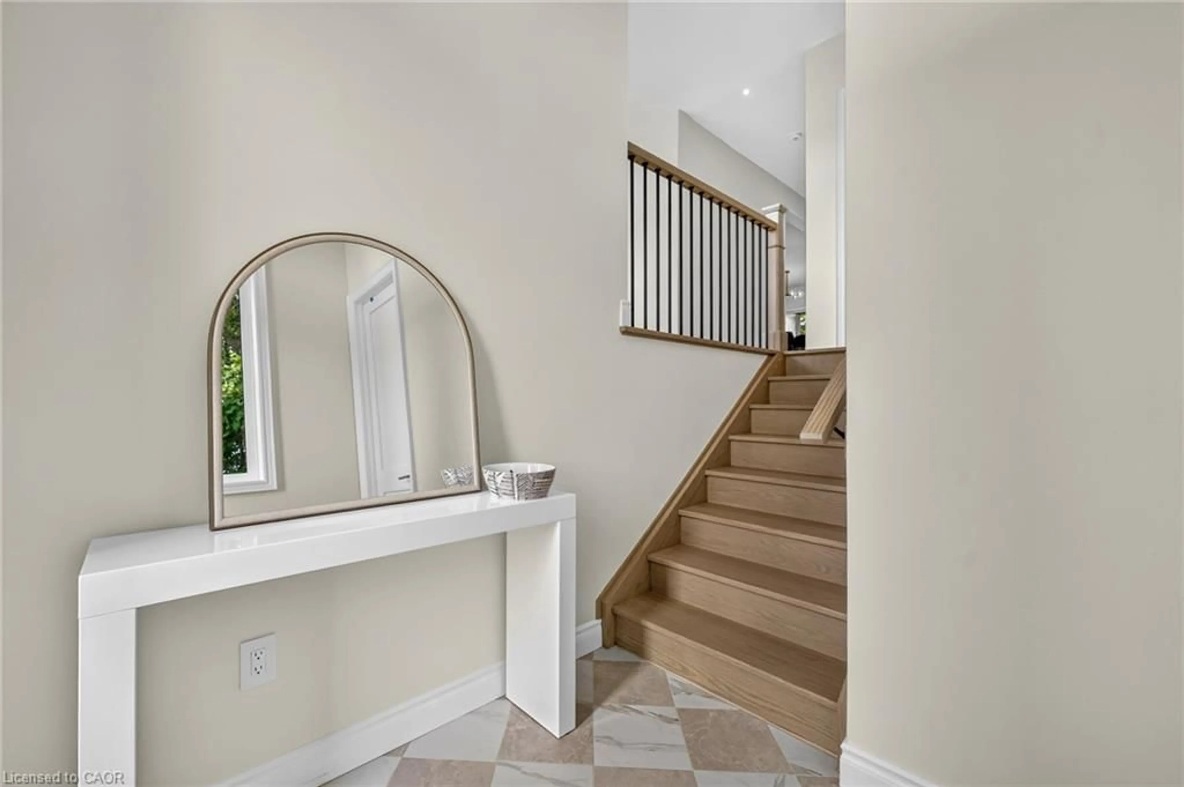 Indoor foyer for 67 Cielo Crt, Hamilton Ontario L9B 0J1