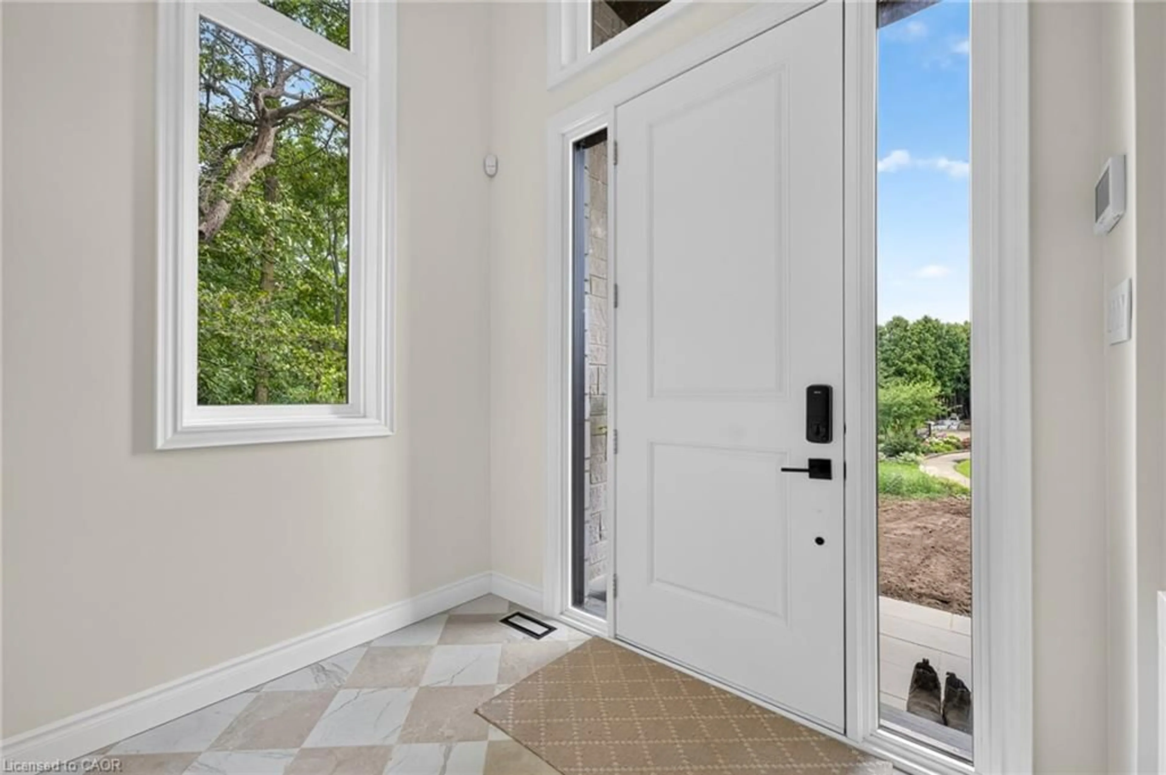 Indoor entryway for 67 Cielo Crt, Hamilton Ontario L9B 0J1