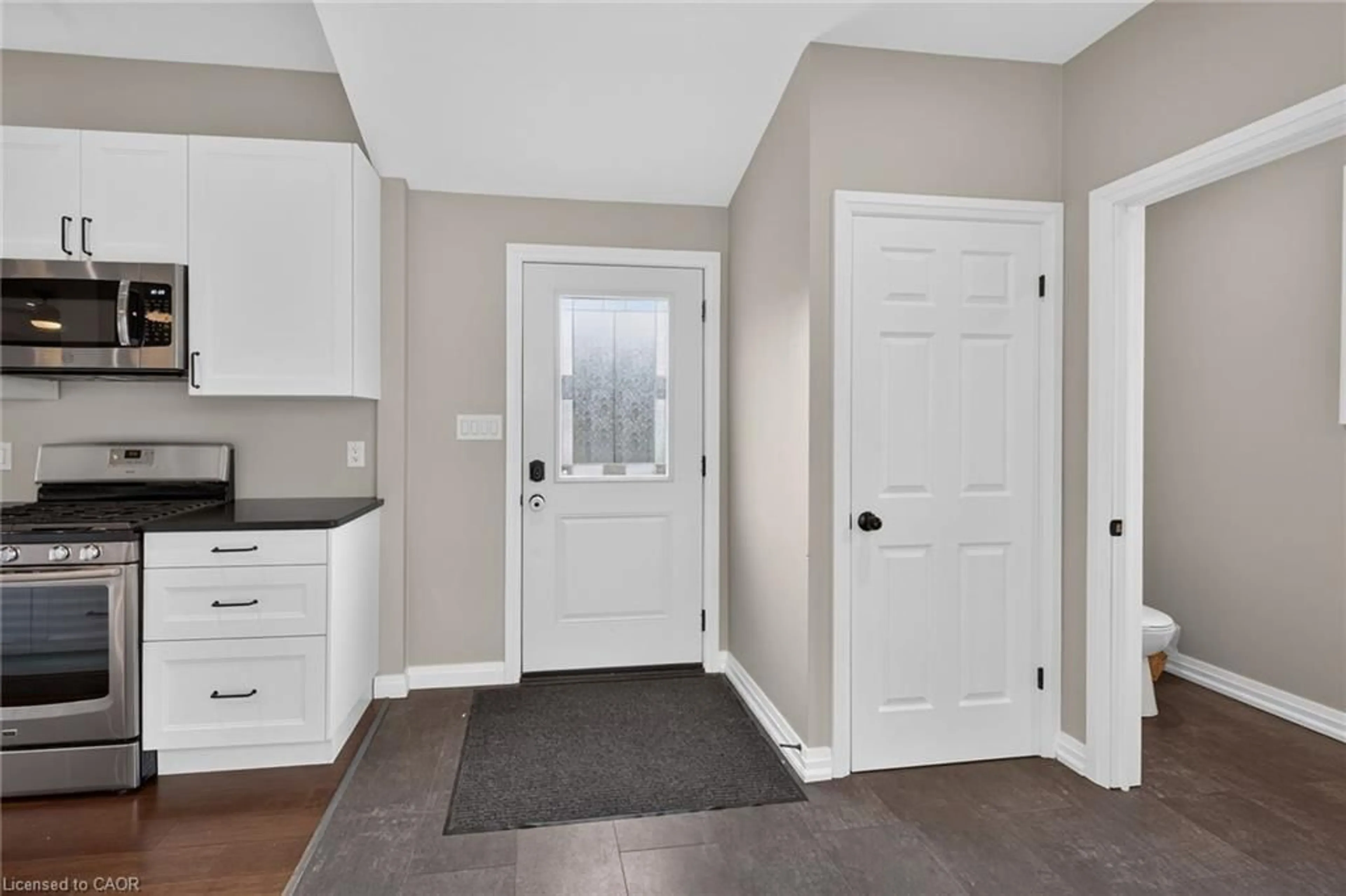 Indoor entryway for 22 King Ave, York Ontario N0A 1R0