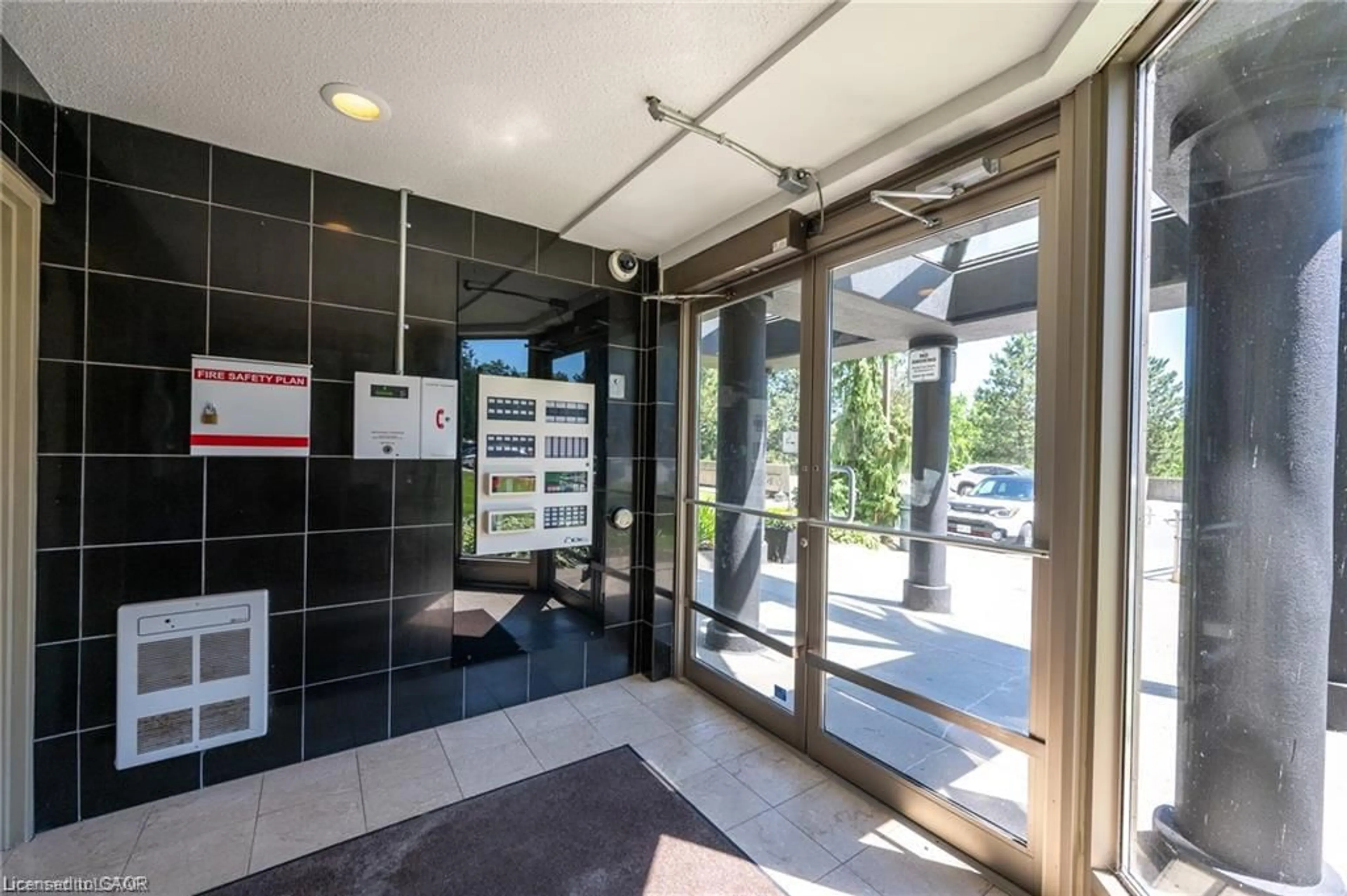 Indoor foyer for 45 Pond Mills Rd #1007, London Ontario N5Z 4W5