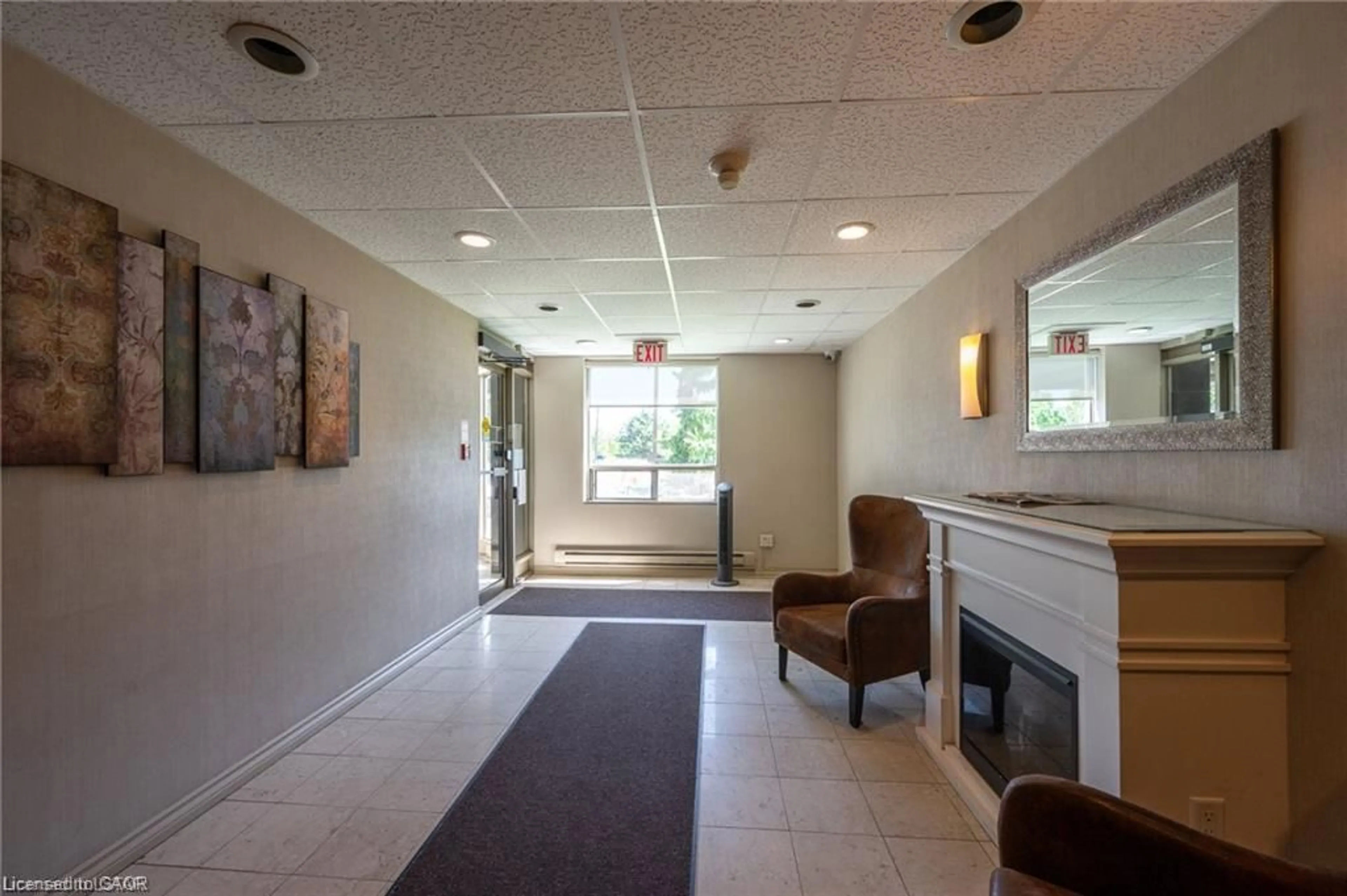 Indoor foyer for 45 Pond Mills Rd #1007, London Ontario N5Z 4W5