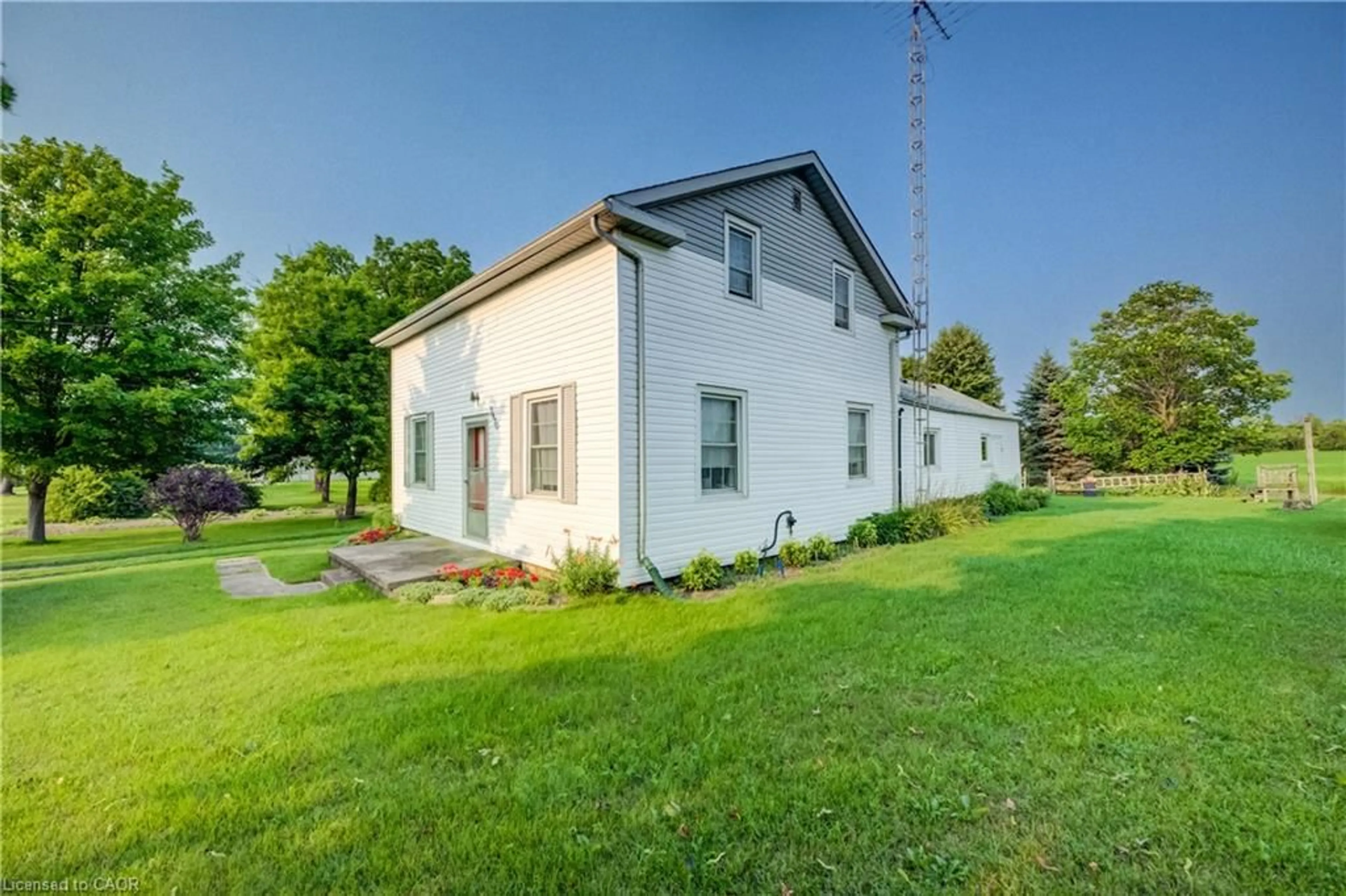 A pic from outside/outdoor area/front of a property/back of a property/a pic from drone, building for 3470 Beaverdale Rd, Cambridge Ontario N3H 4R6