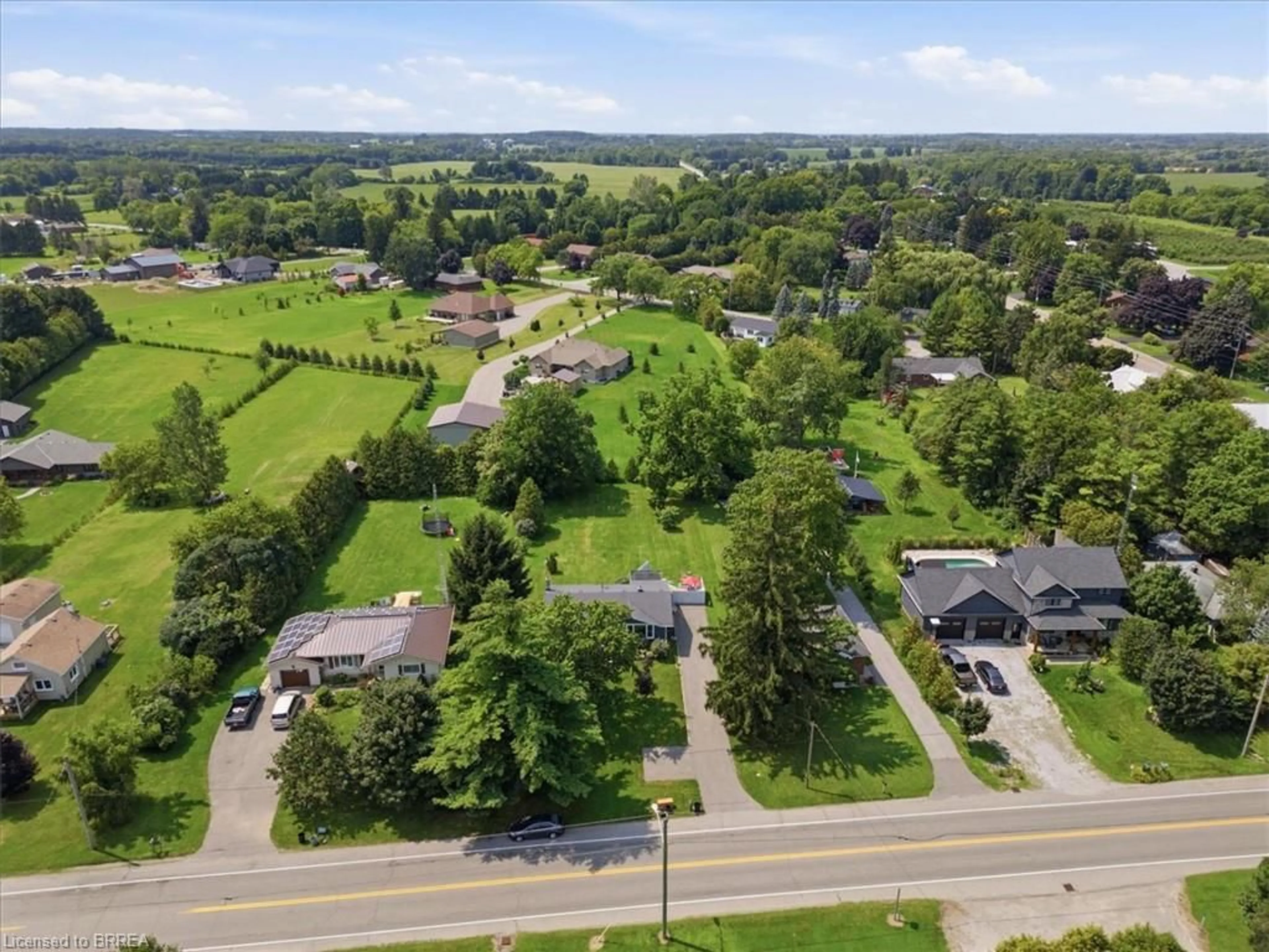 A pic from outside/outdoor area/front of a property/back of a property/a pic from drone, unknown for 2965 Cockshutt Rd, Waterford Ontario N0E 1Y0