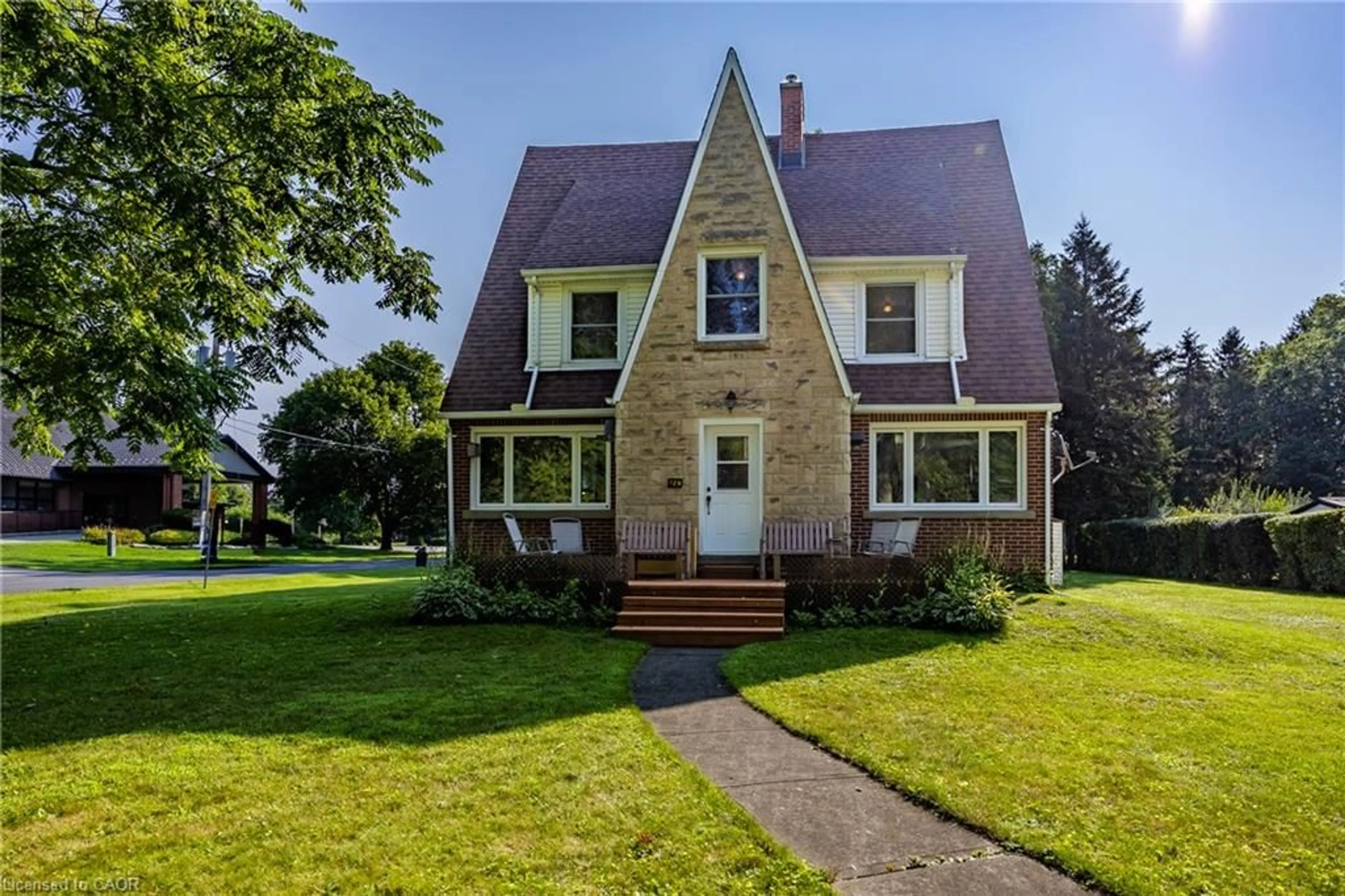 Home with vinyl exterior material, street for 729 Norfolk St, Simcoe Ontario N3Y 3R3