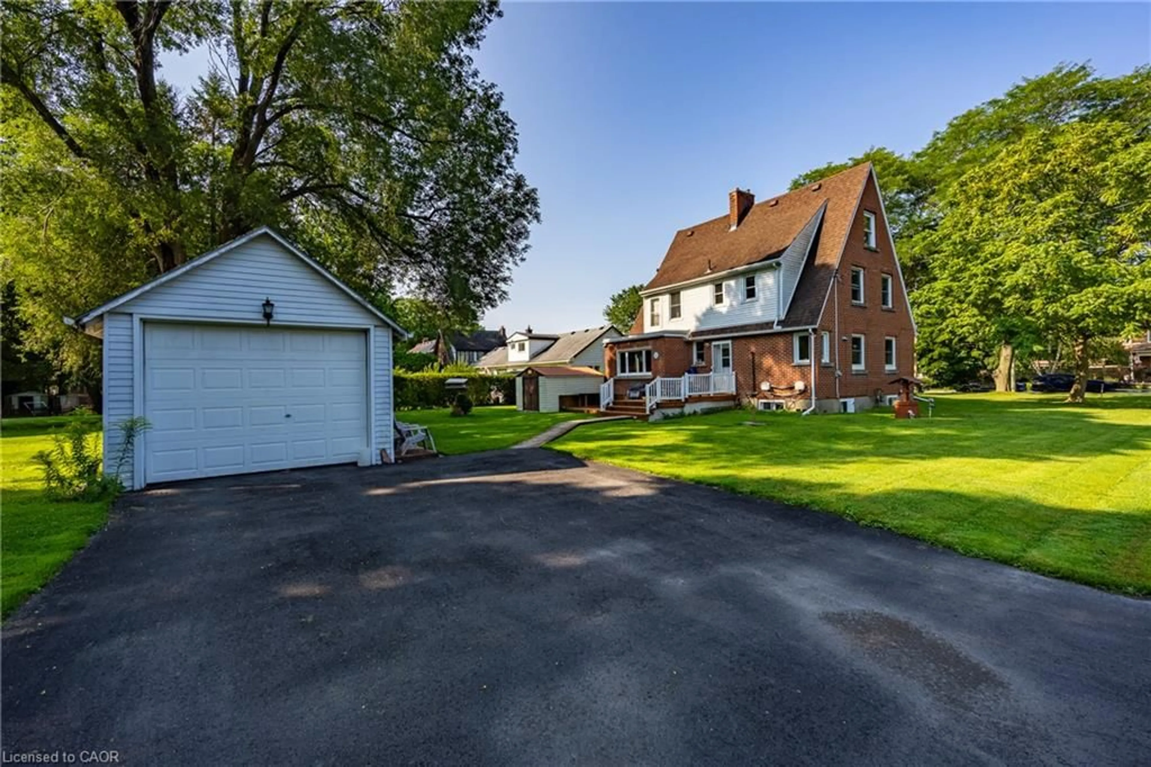 A pic from outside/outdoor area/front of a property/back of a property/a pic from drone, street for 729 Norfolk St, Simcoe Ontario N3Y 3R3