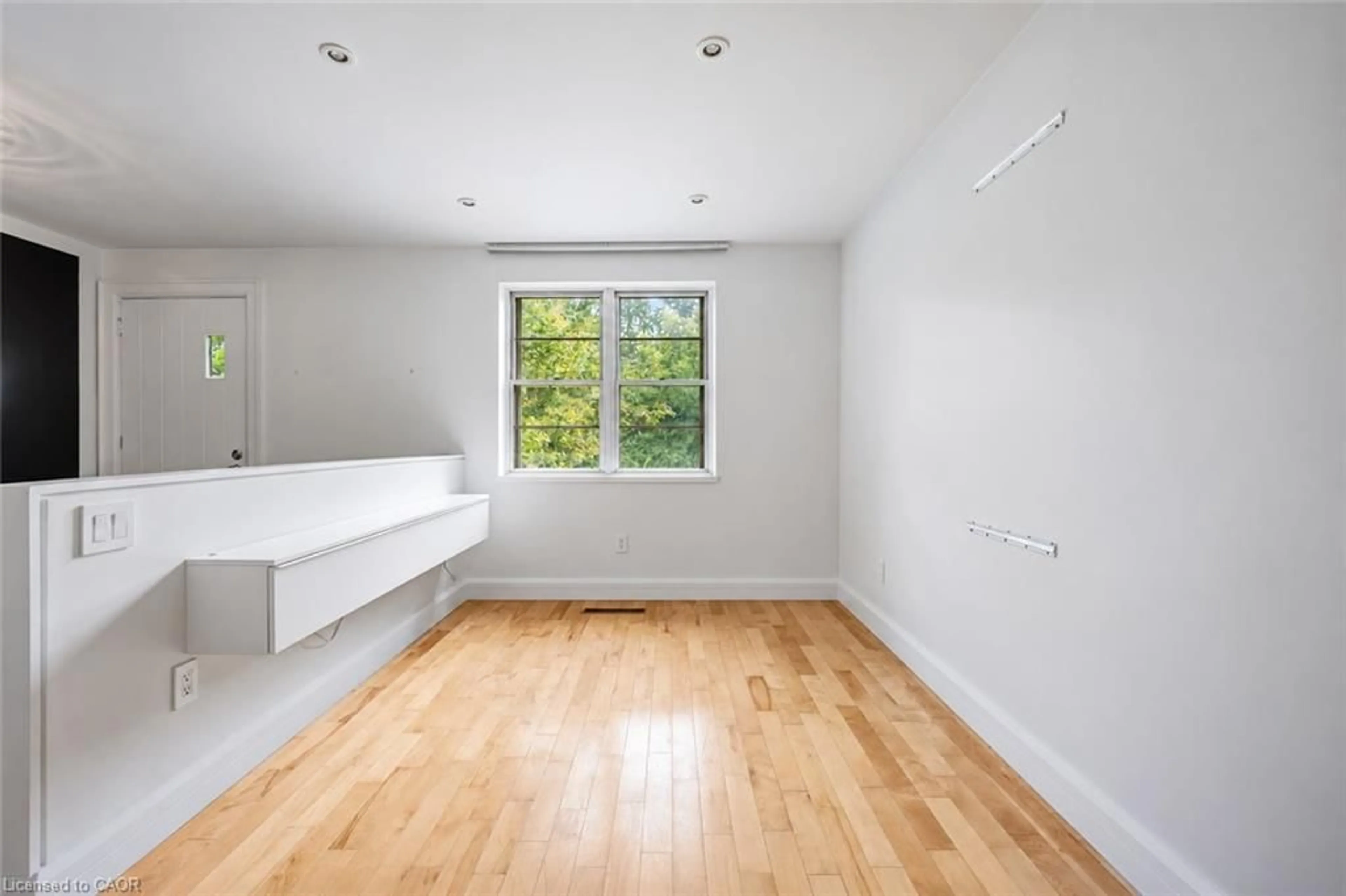 A pic of a room for 7 Washington Ave, Oakville Ontario L6K 1W5