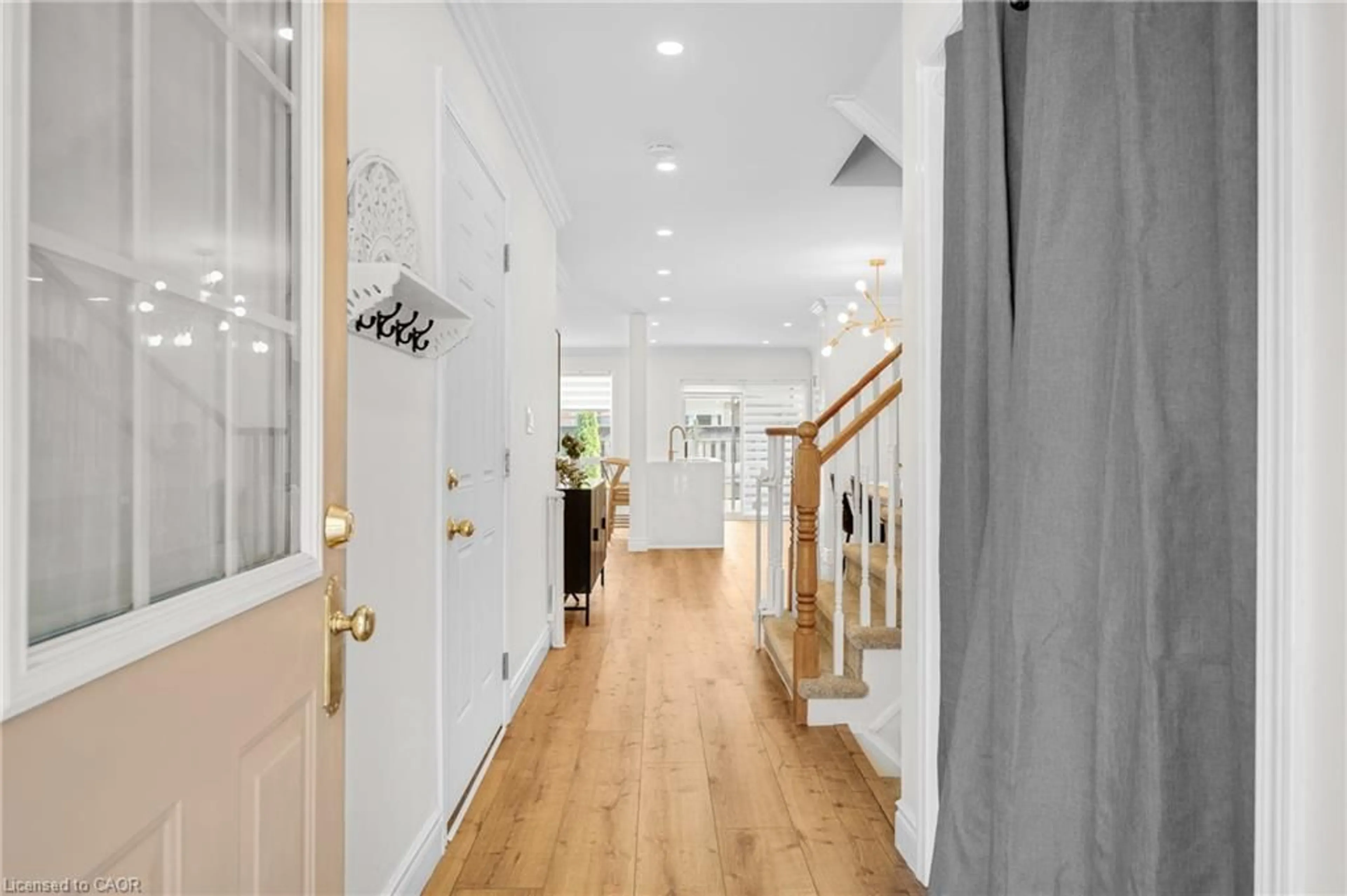 Indoor entryway for 1070 Barclay Cir, Milton Ontario L9T 5W3