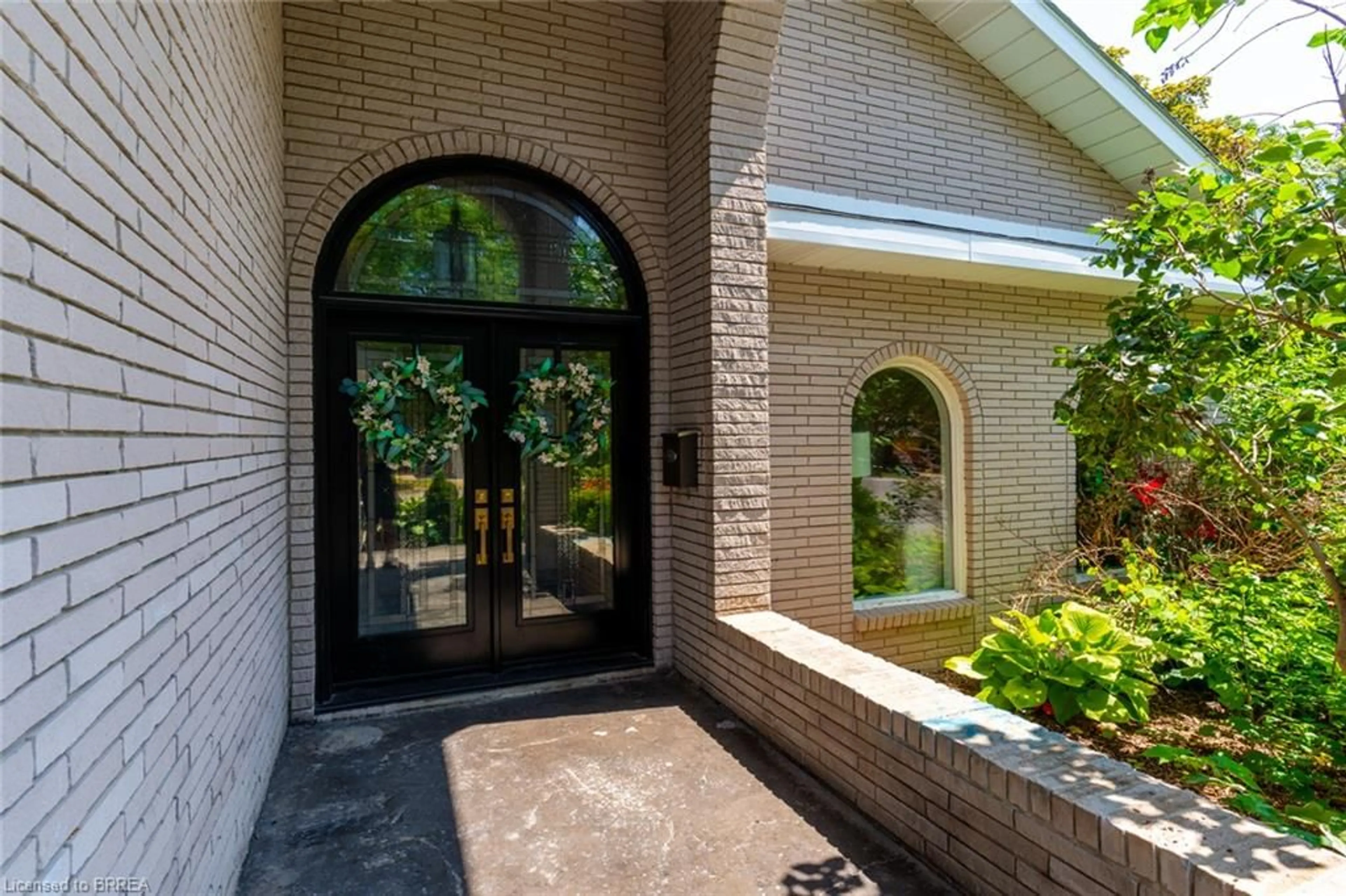 Indoor entryway for 267 Memorial Dr, Brantford Ontario N3R 7G6