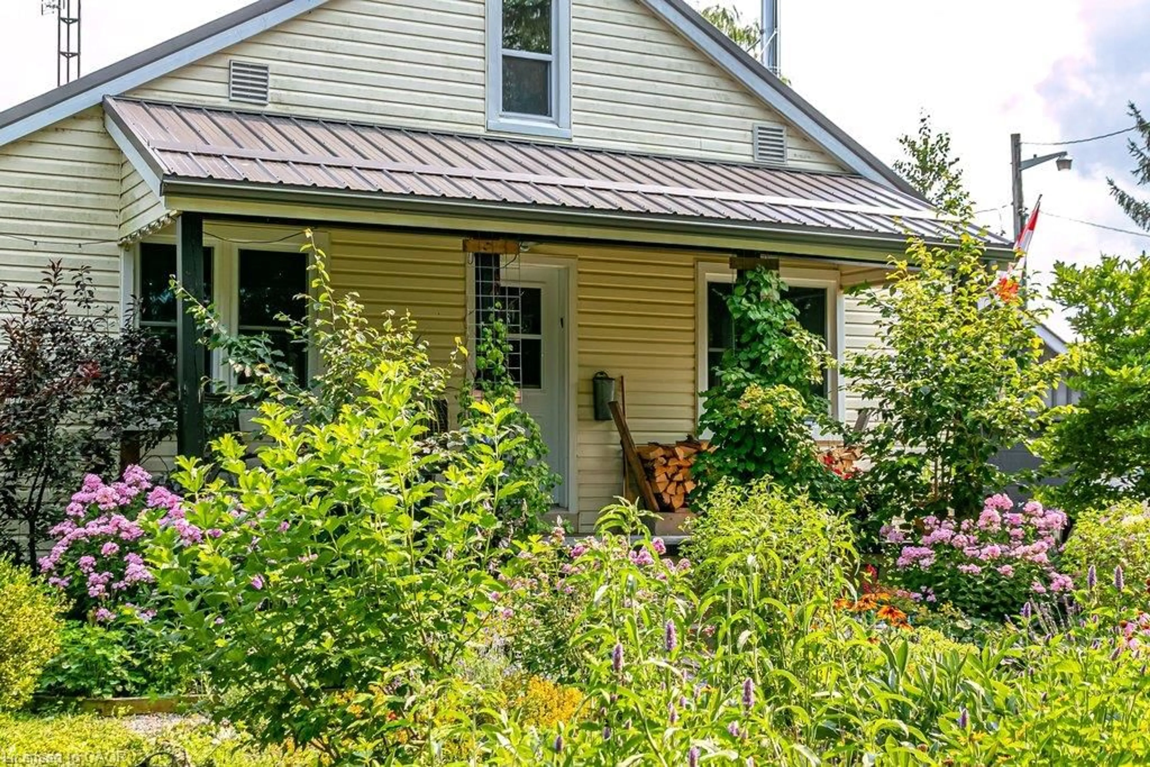 Patio, street for 224 Concession 13, Hagersville Ontario N0A 1H0