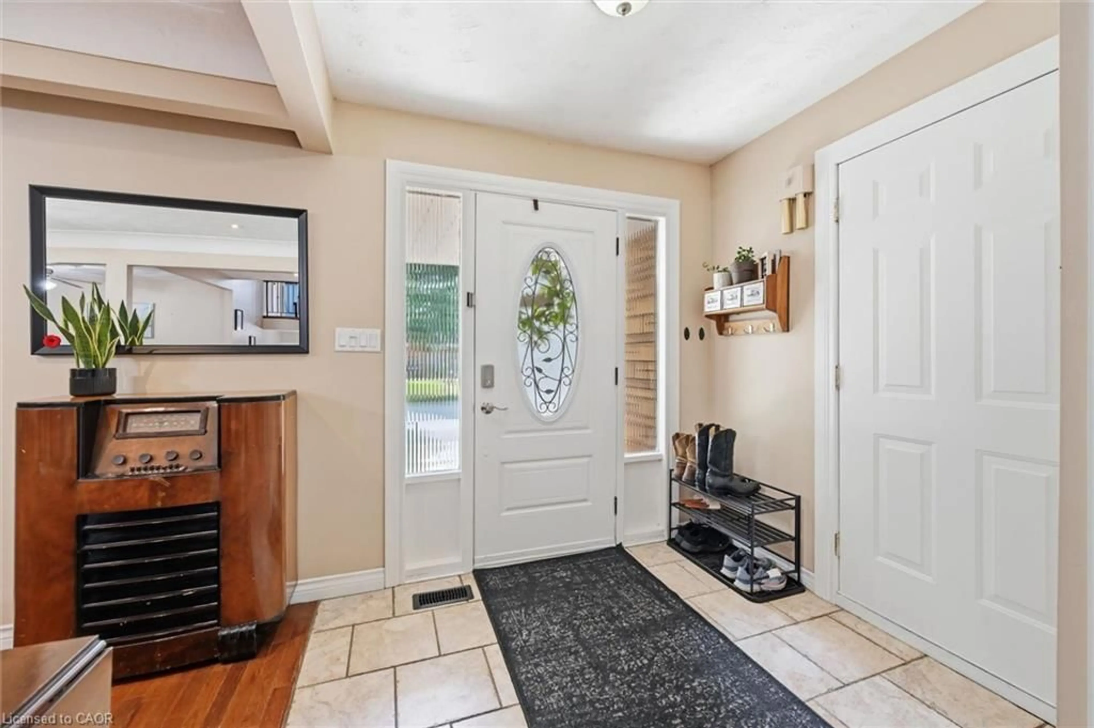 Indoor entryway for 15 Edgar Dr, Brantford Ontario N3R 6X7