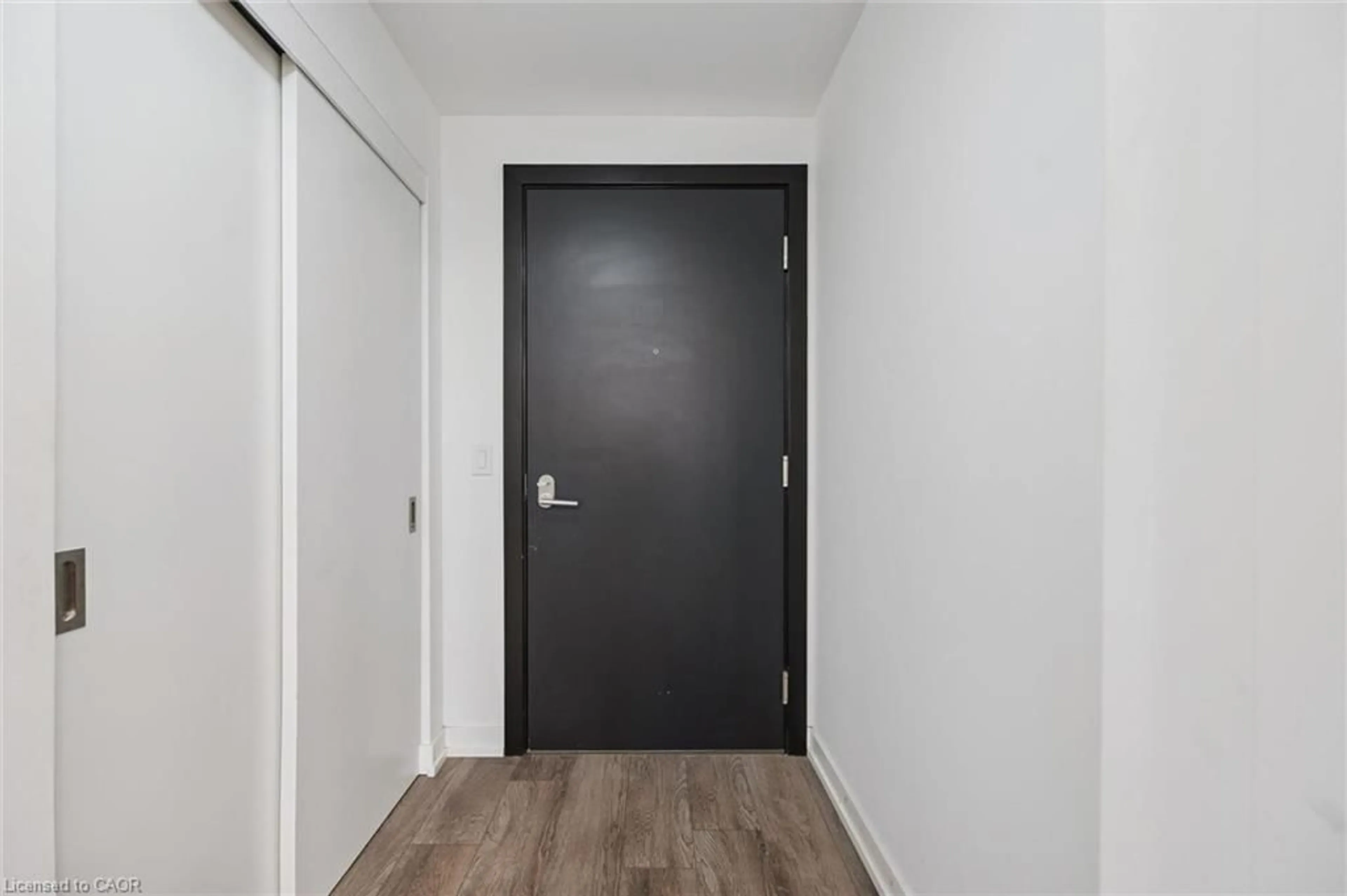 Indoor entryway for 15 Wellington St #903, Kitchener Ontario N2G 0E4