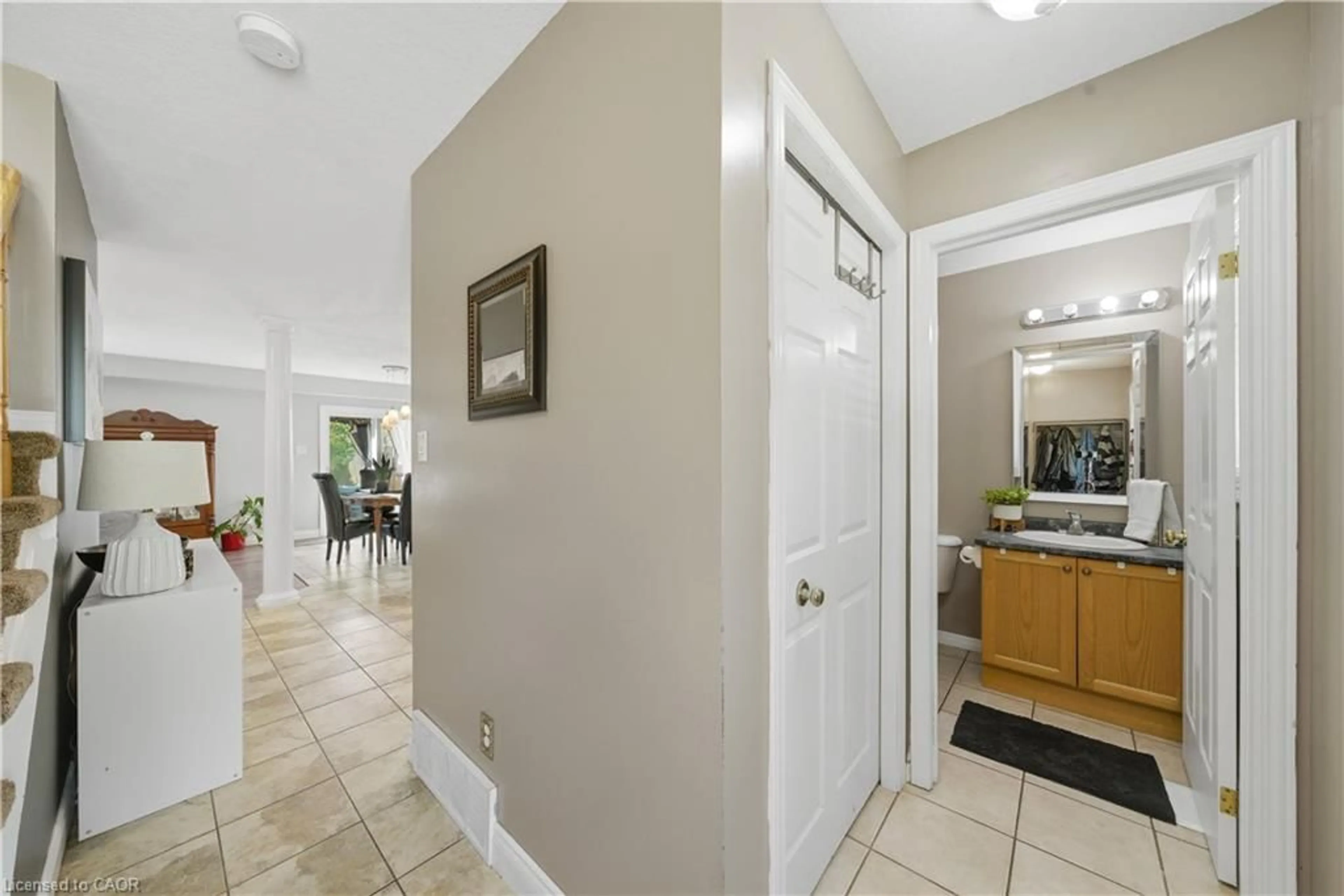 Indoor entryway for 784 Butternut Ave, Waterloo Ontario N2V 2M3