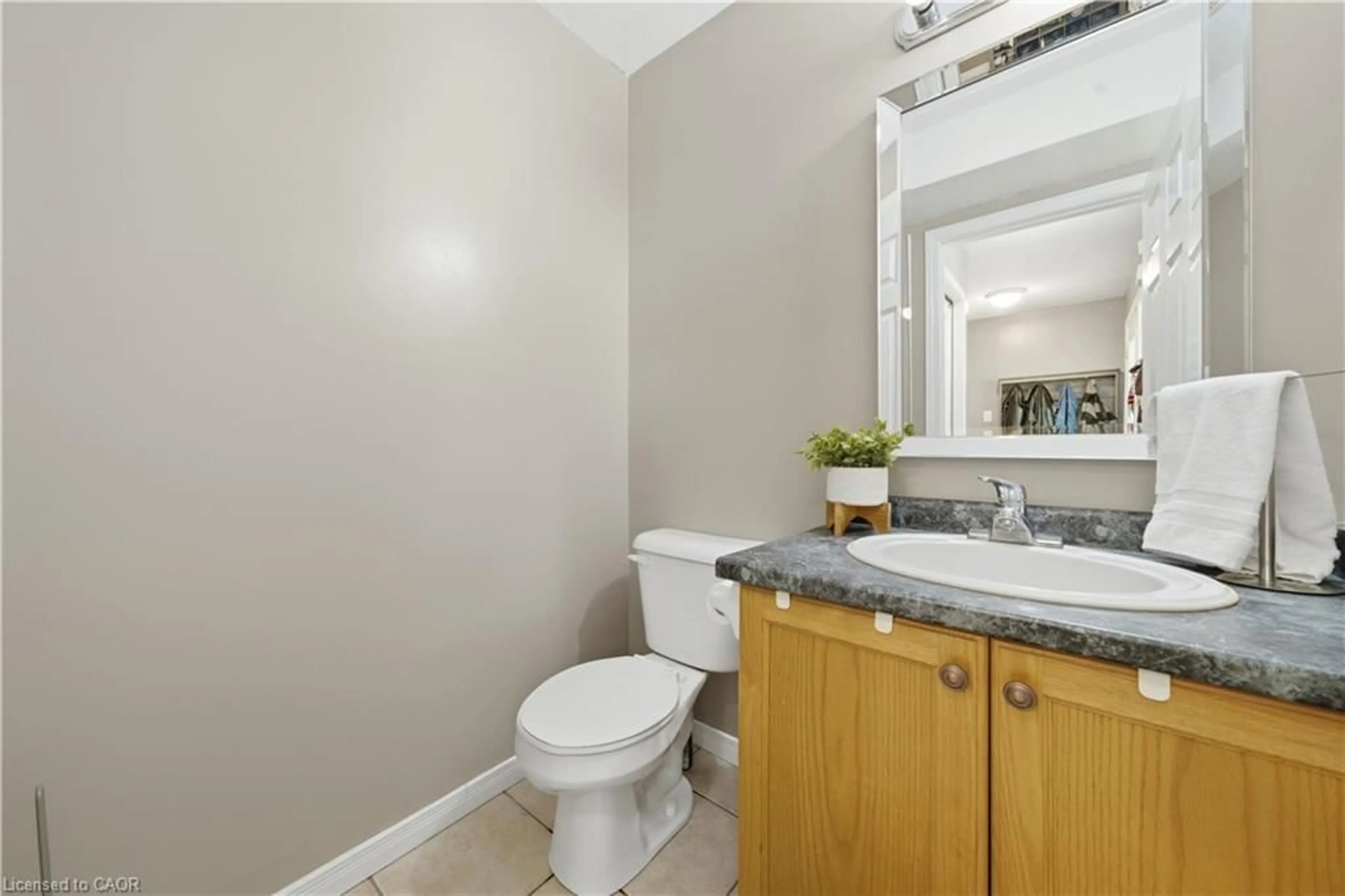 Standard bathroom, unknown for 784 Butternut Ave, Waterloo Ontario N2V 2M3