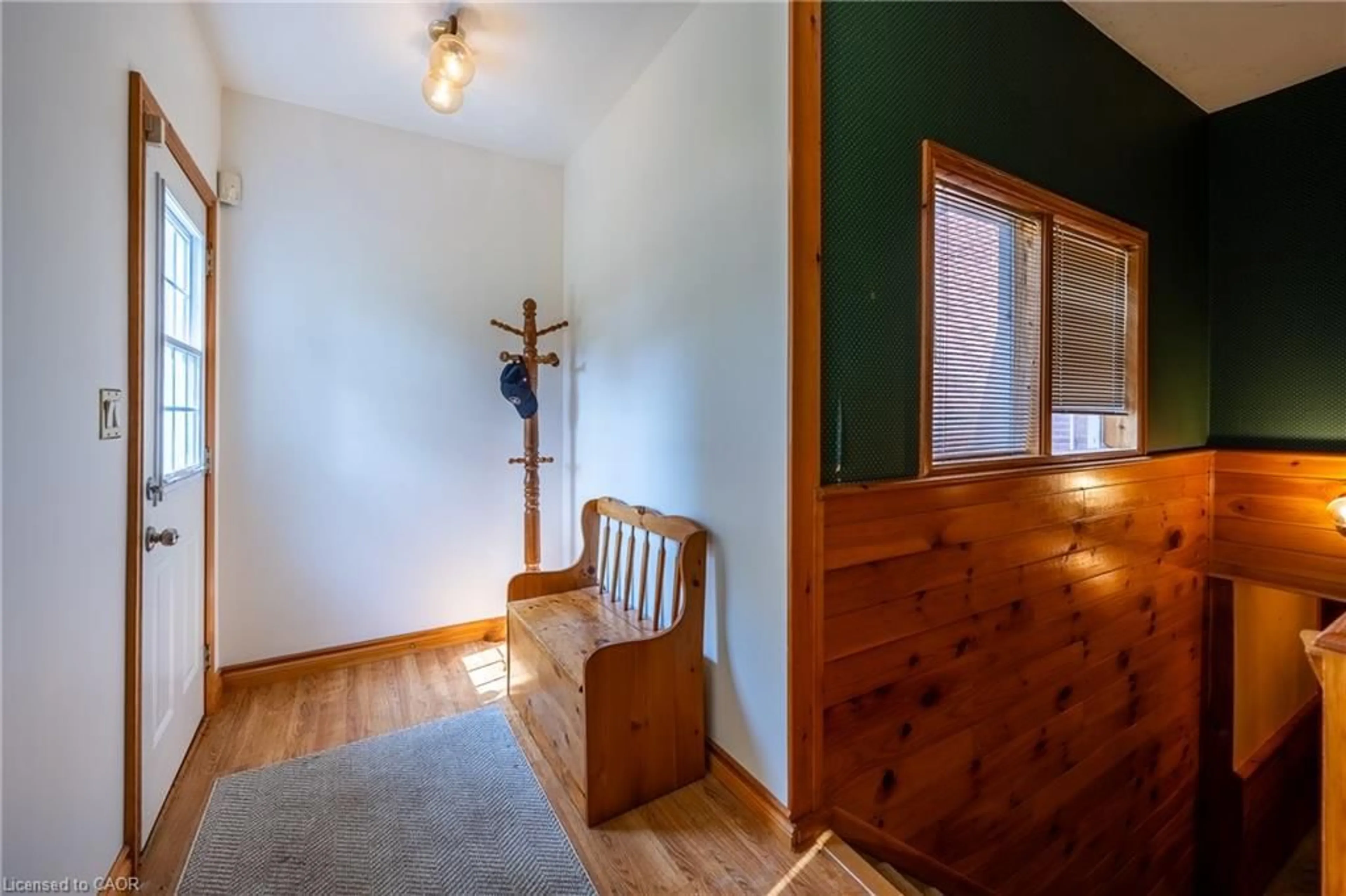 Indoor foyer for 17 Donjon Blvd, Port Dover Ontario N0A 1N7
